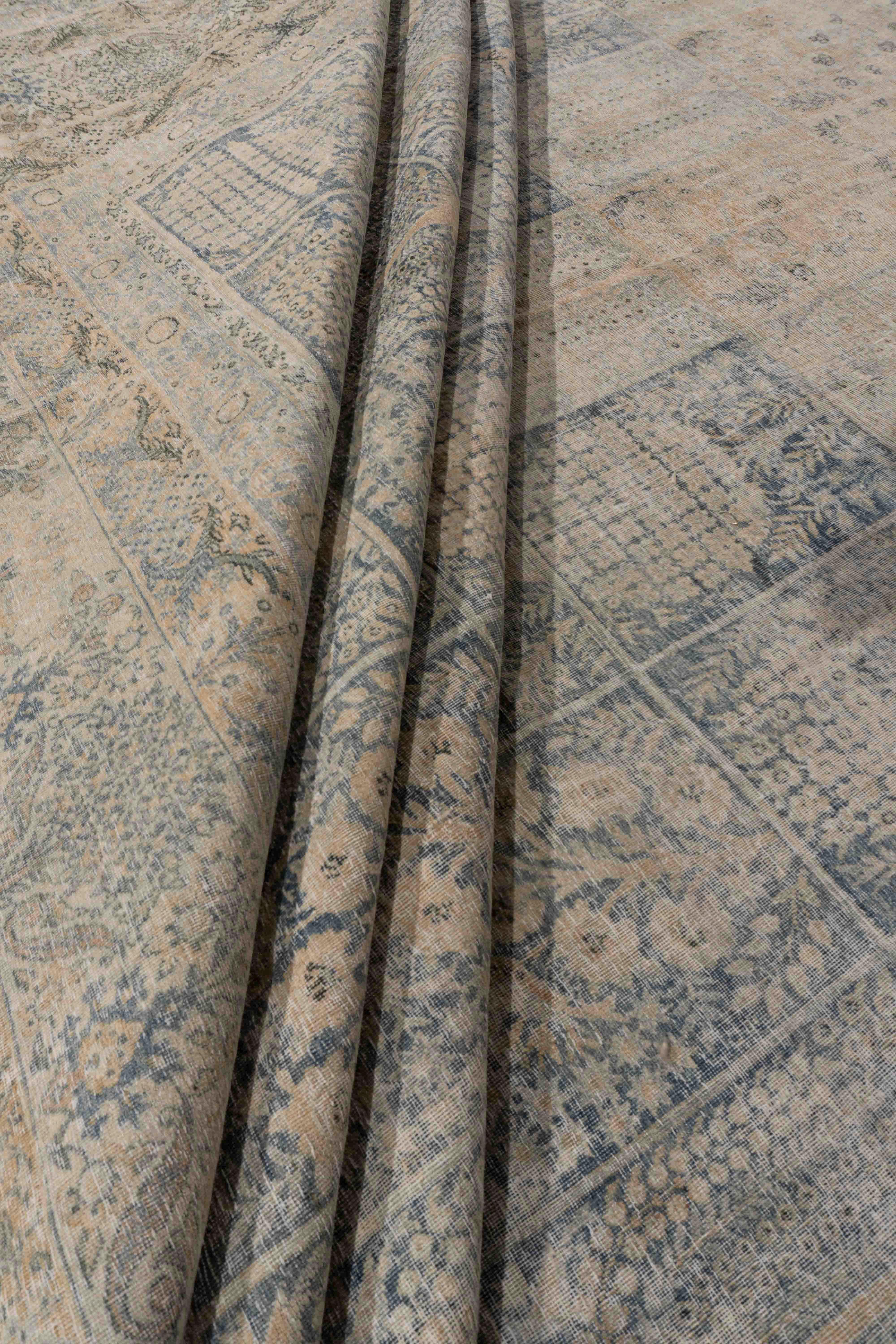1890 Antiker Persischer Kerman Handgeknüpfter Wollteppich, Blau, 11'10 x 18'4. Eine feine Kerman Garten Design Teppich. Das verschlungene Feld ist in Reihen von neun individuellen Motiven innerhalb eines eigenen Rahmens unterteilt, die sich im
