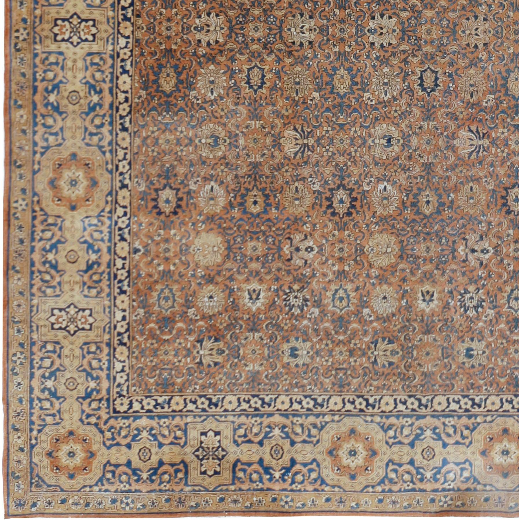 10'4 x 17'. Questo pregiato tappeto Agra antico è un'interpretazione creativa di un pezzo persiano dell'inizio del XVI secolo. Il disegno è molto fitto sia nel campo che nel bordo. Il terreno rugginoso è strettamente coperto da bande di nuvole e da