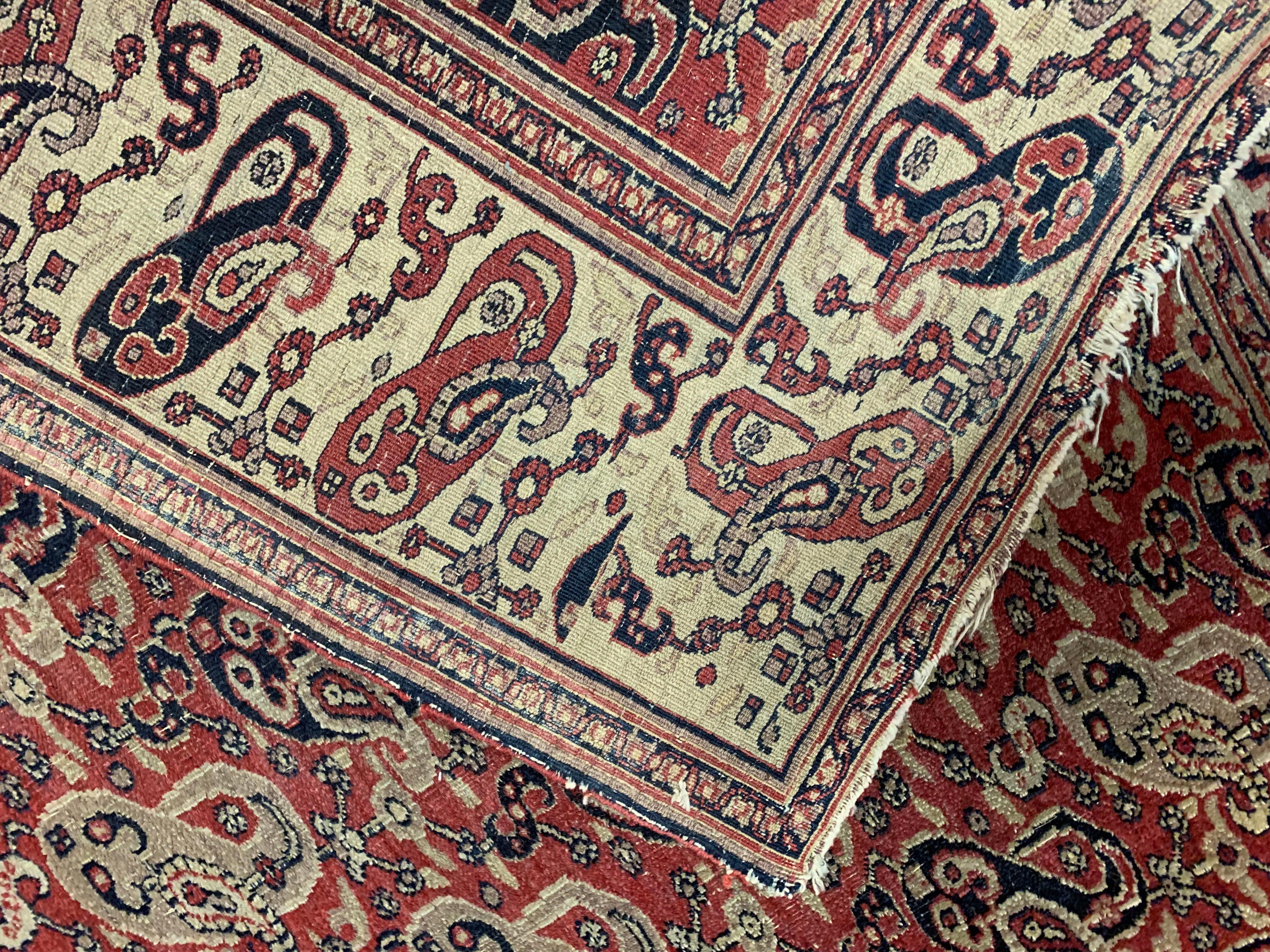 5'1 x 7'7. Ein feiner antiker Dorokosh-Teppich aus Nordost-Persien mit einem prächtigen, durchgehenden Boteh-Muster, umgeben von einer elfenbeinfarbenen Bordüre, die das Boteh-Muster wiederholt.