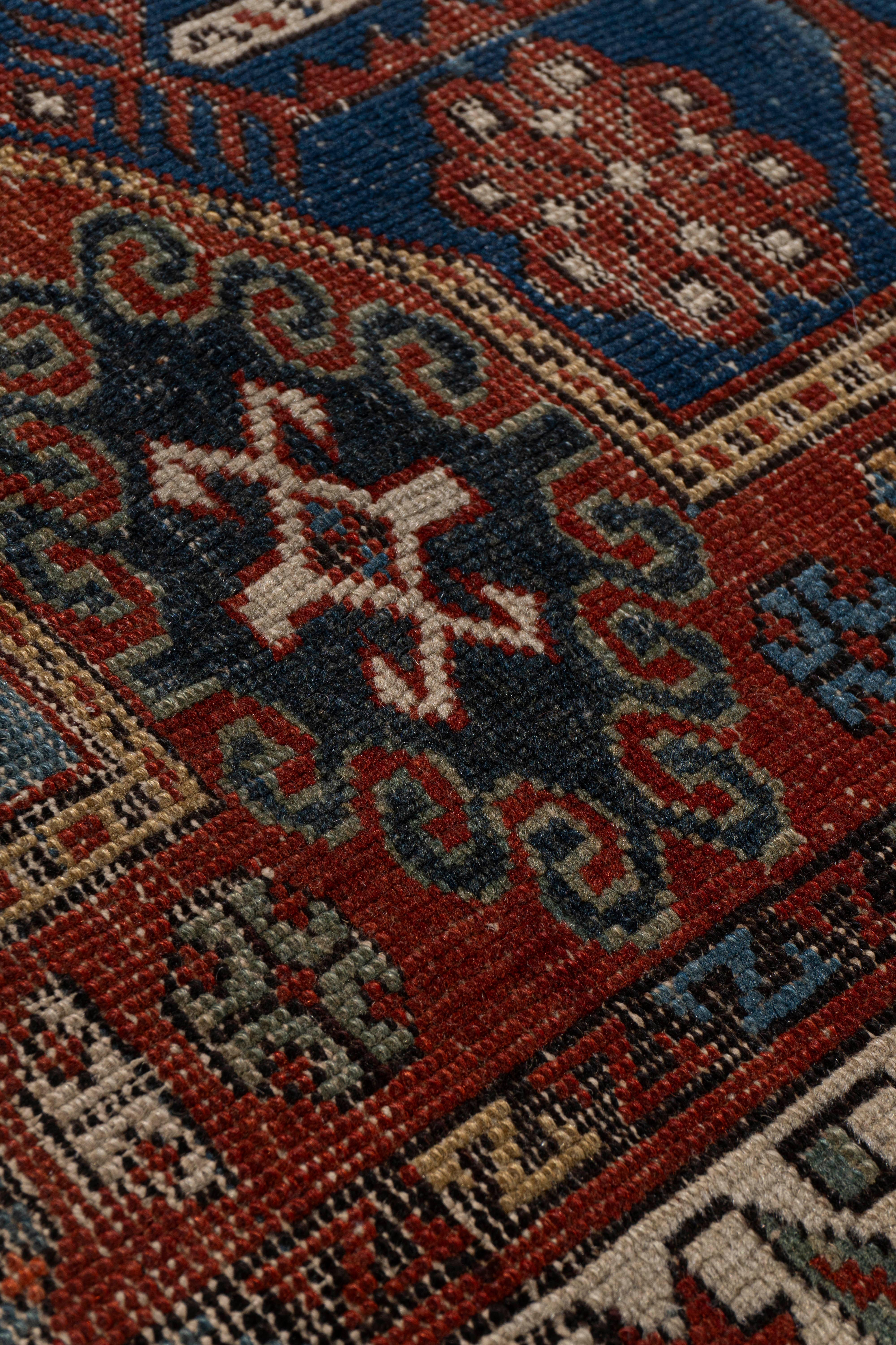 Caucasien Antiquités Circa 1890 Tapis caucasien Shirvan tissé à la main, rouge, légèrement délavé en vente