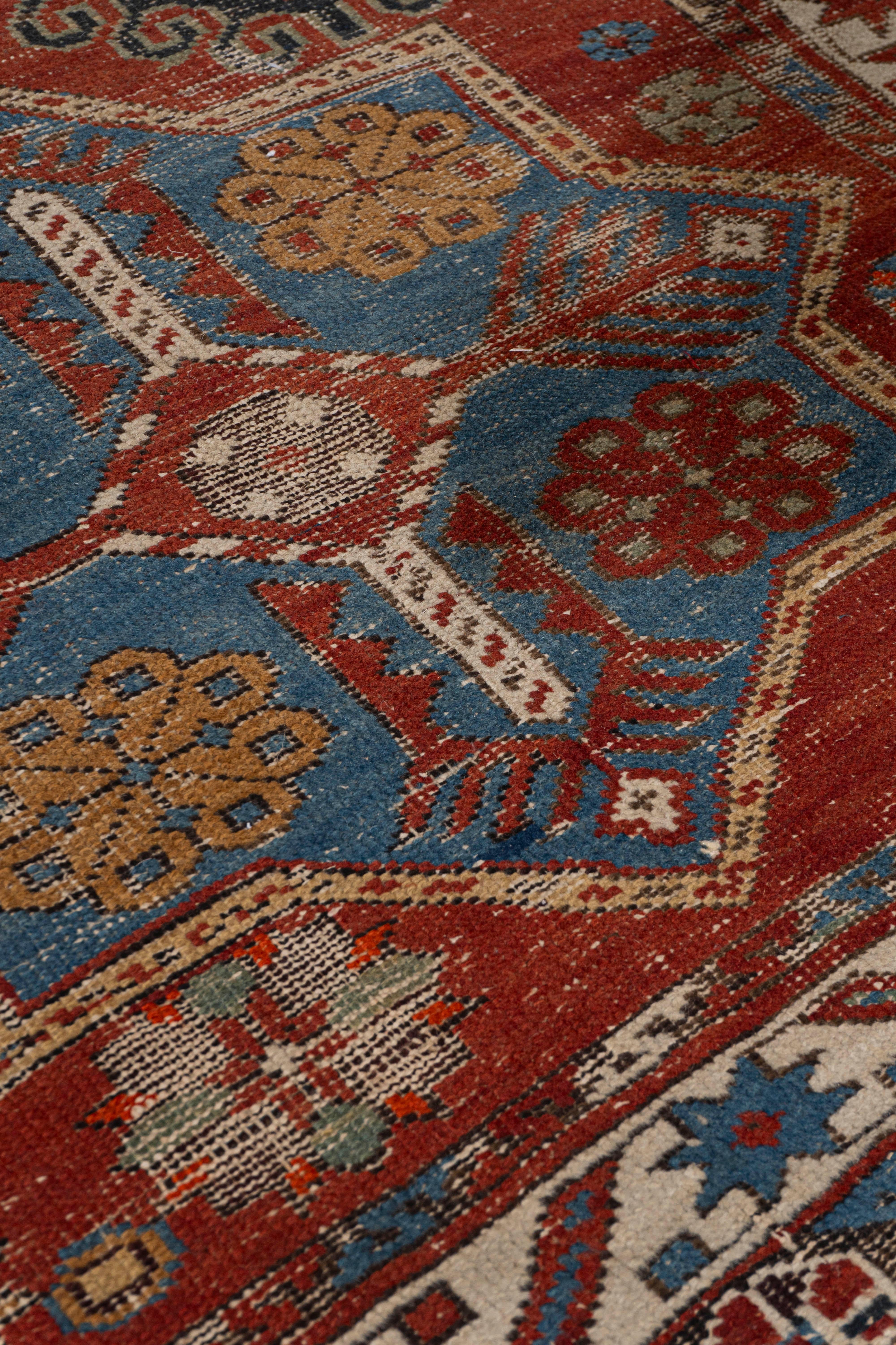Tissé à la main Antiquités Circa 1890 Tapis caucasien Shirvan tissé à la main, rouge, légèrement délavé en vente