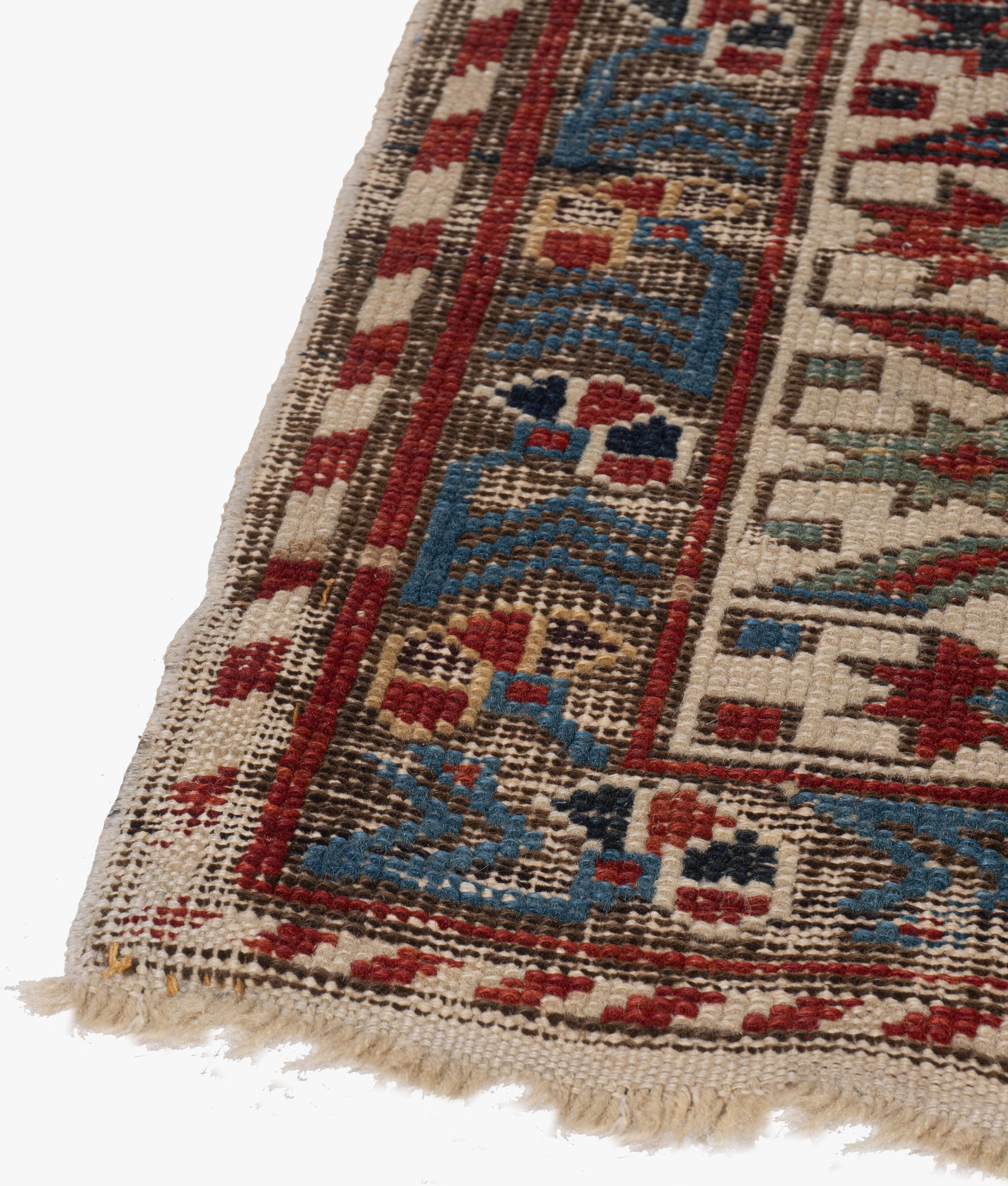 Antiquités Circa 1890 Tapis caucasien Shirvan tissé à la main, rouge, légèrement délavé Abîmé - En vente à New York, NY