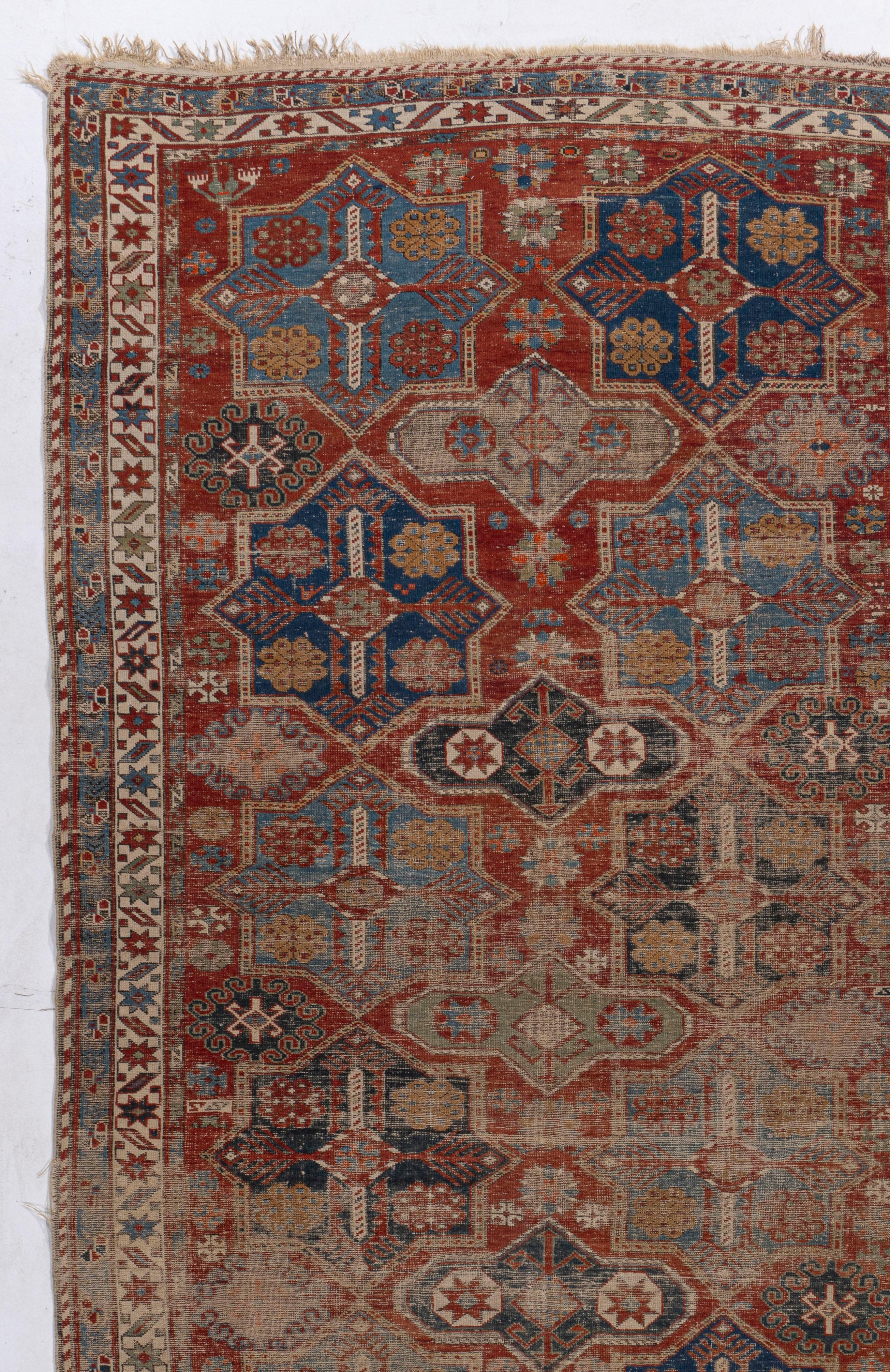 Laine Antiquités Circa 1890 Tapis caucasien Shirvan tissé à la main, rouge, légèrement délavé en vente