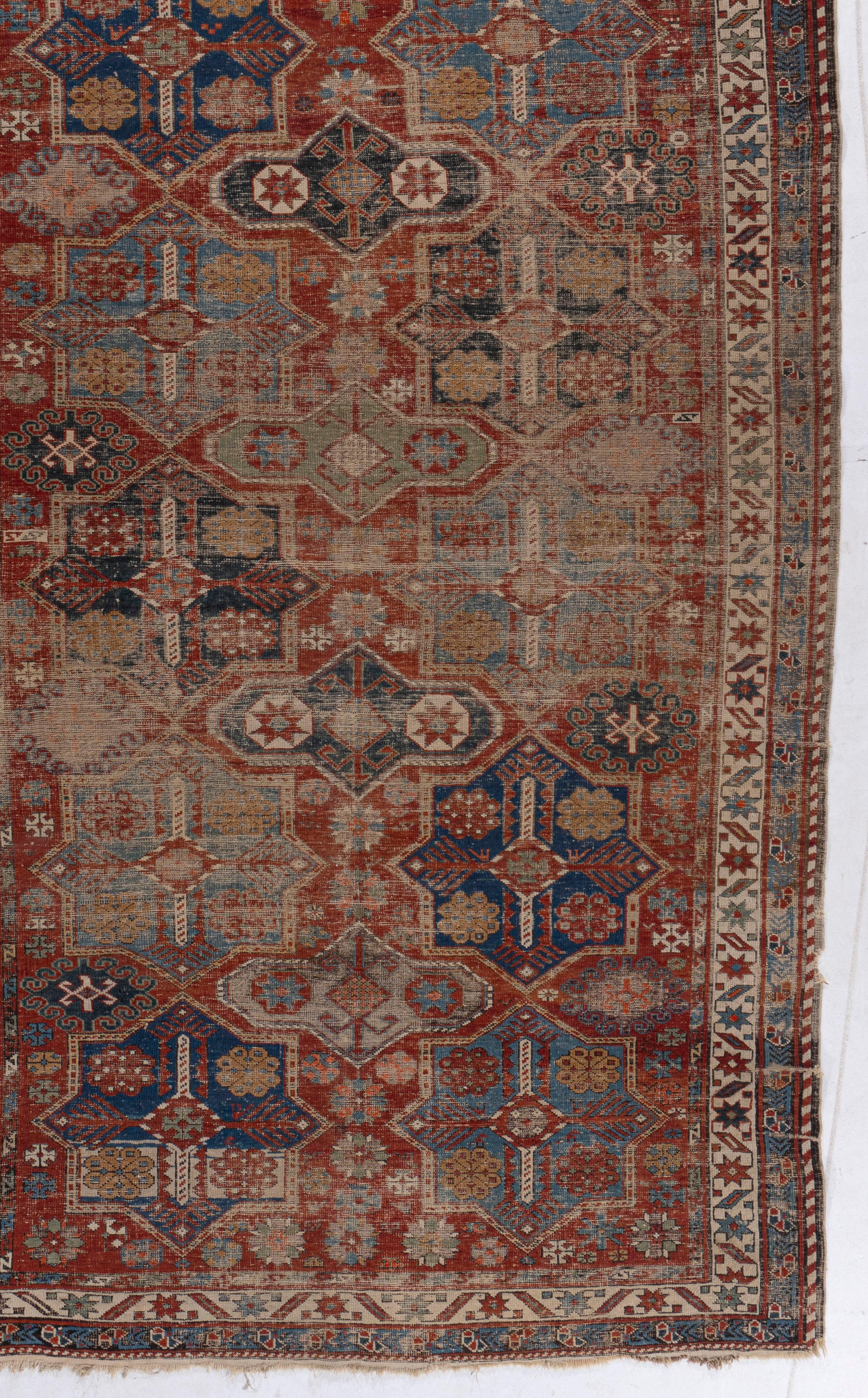 Antiquités Circa 1890 Tapis caucasien Shirvan tissé à la main, rouge, légèrement délavé en vente 1