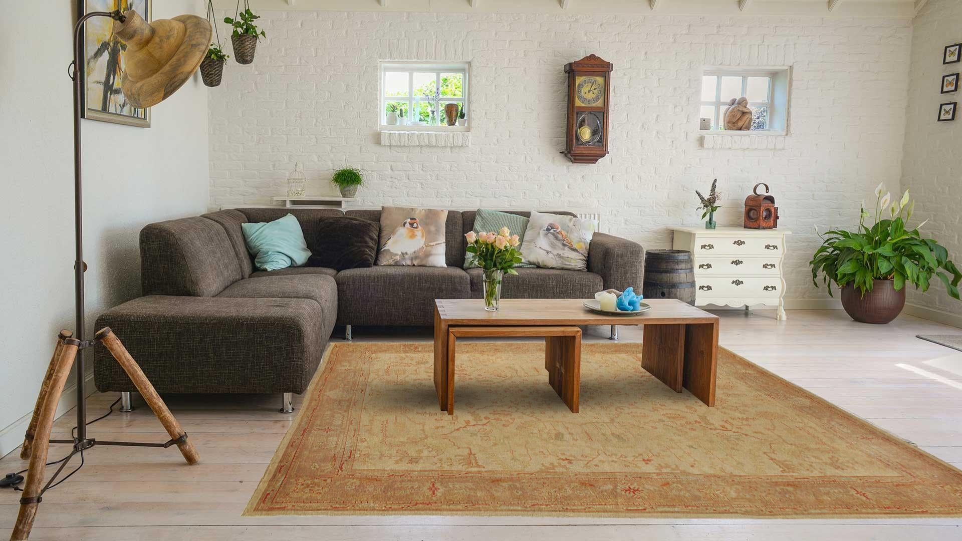 11'6 x 14'6. Antike Oushaks sind bekannt für ihre sanften Paletten in Kombination mit exzentrischen Zeichnungen. Die relativ grobe Webart, hier auf Wollbasis, führt dazu, dass Weinreben und Äste eher gebogen und gebrochen als glatt fließend sind und