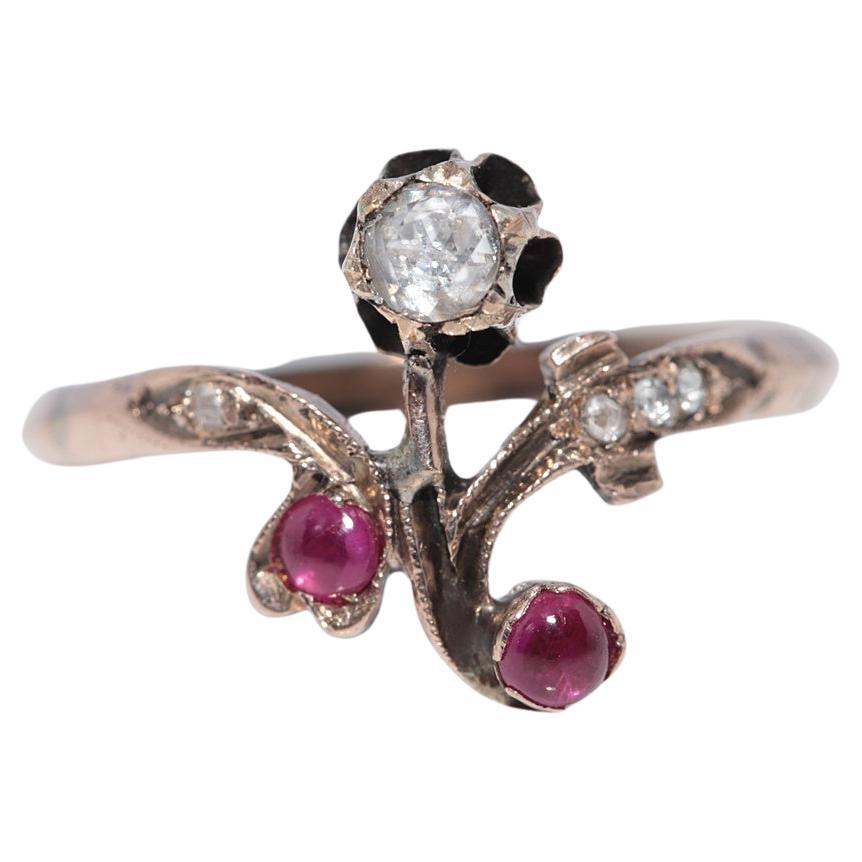 Bague ancienne en or 8k Circa 1890, orné de diamants et de rubis de taille rose naturelle