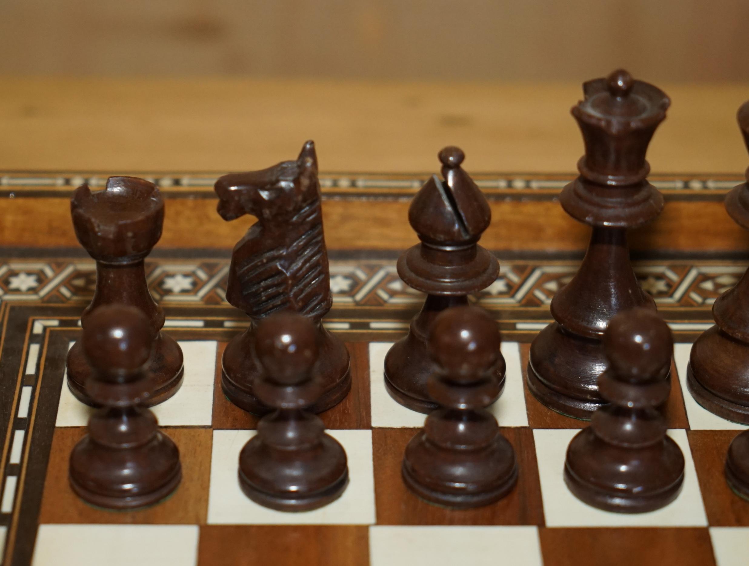 ANTIQUE CIRCA 1900 ANGLO INDIAN INLAID CHESSBOARD AND PIECES STUNNiNG TIMBER For Sale 3