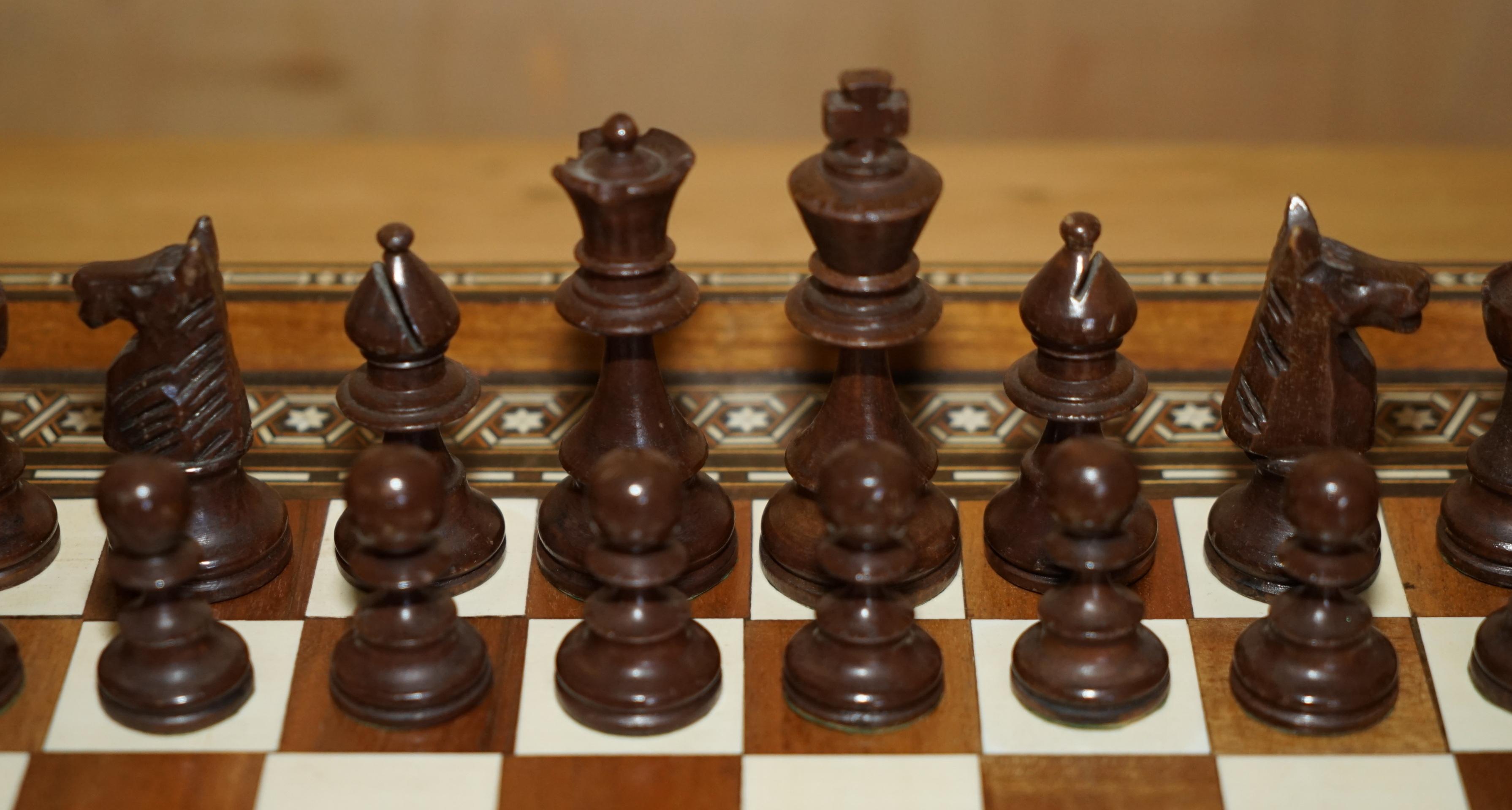 ANTIQUE CIRCA 1900 ANGLO INDIAN INLAID CHESSBOARD AND PIECES STUNNiNG TIMBER For Sale 4