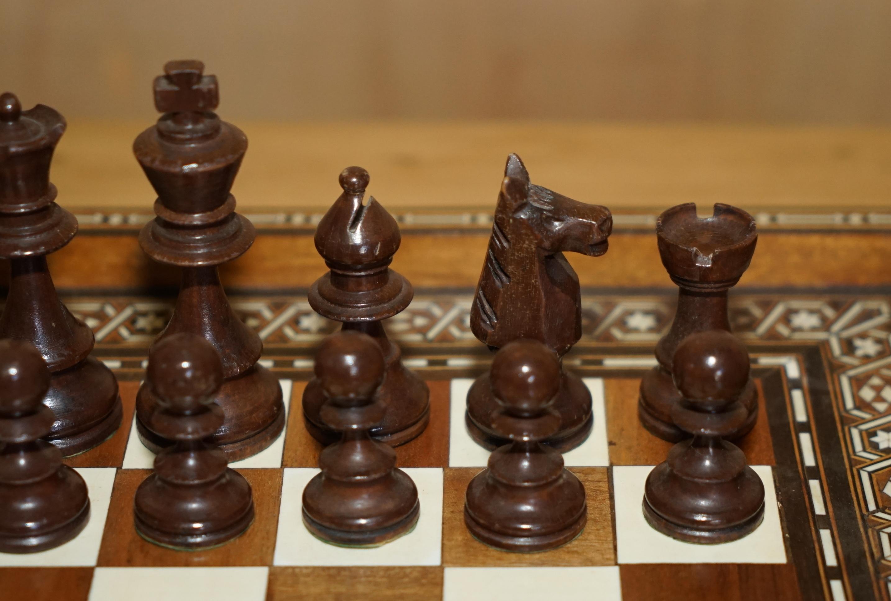 ANTIQUE CIRCA 1900 ANGLO INDIAN INLAID CHESSBOARD AND PIECES STUNNiNG TIMBER For Sale 5