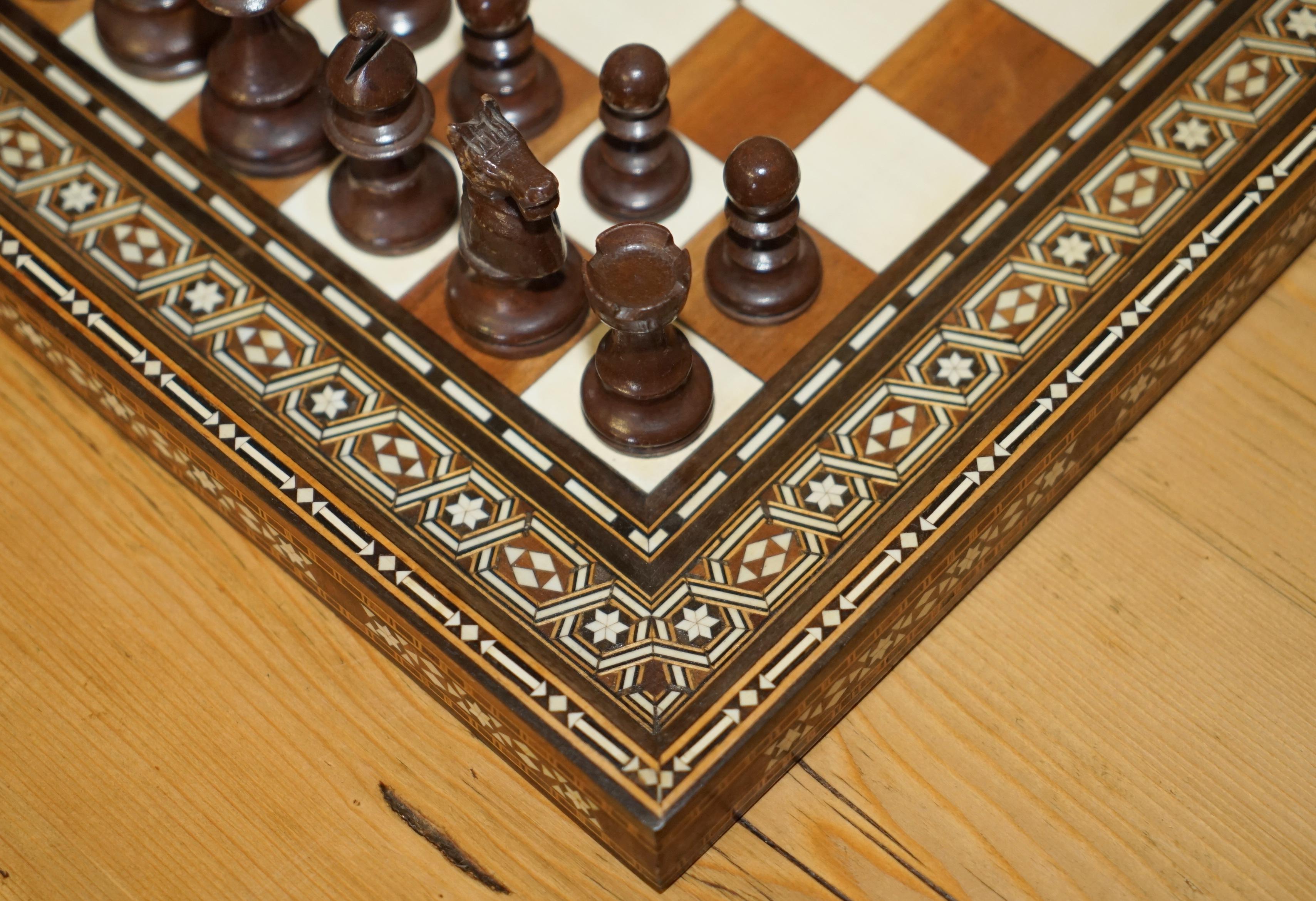 ANTIQUE CIRCA 1900 ANGLO INDIAN INLAID CHESSBOARD AND PIECES STUNNiNG TIMBER For Sale 9