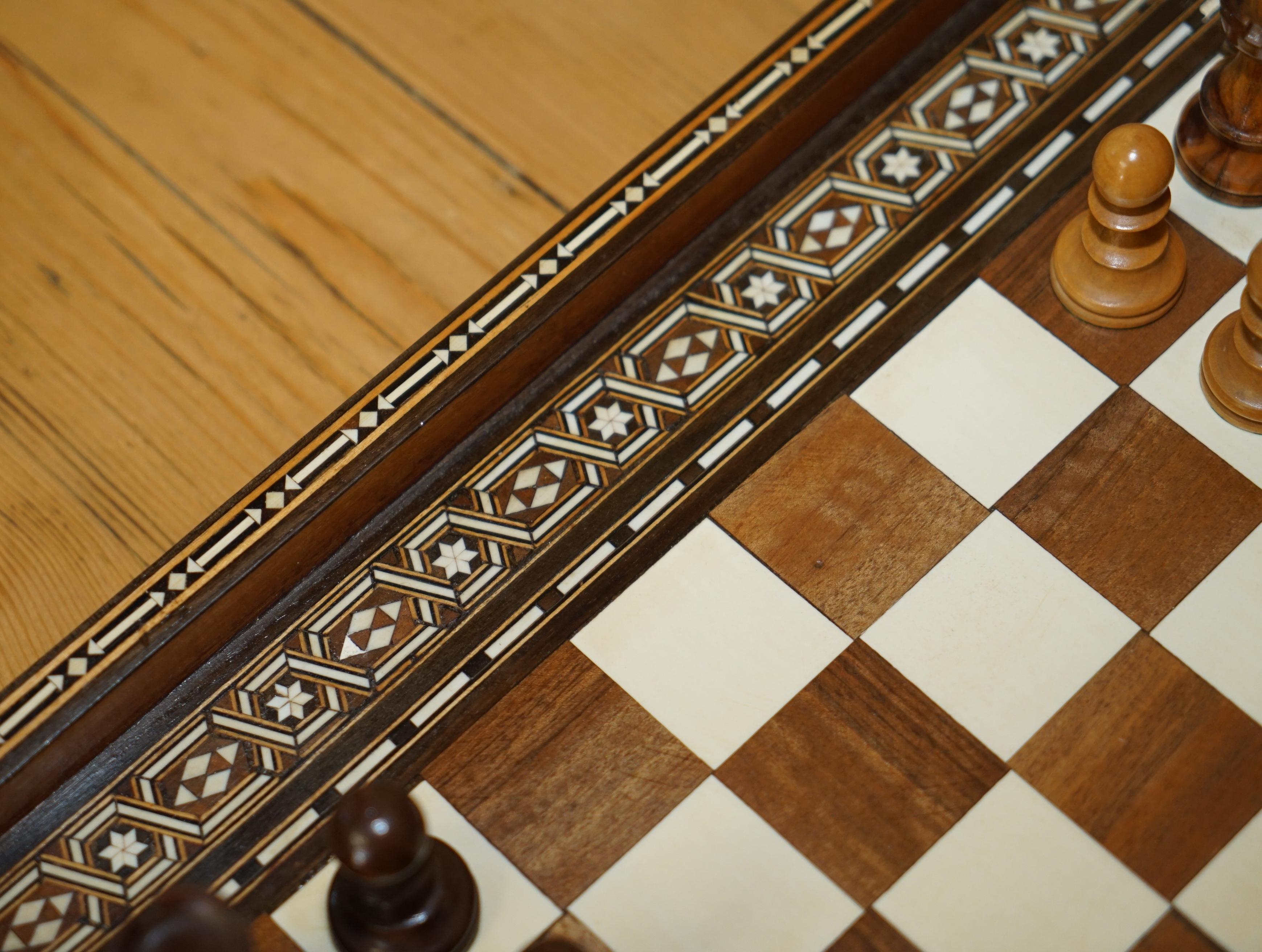 ANTIQUE CIRCA 1900 ANGLO INDIAN INLAID CHESSBOARD AND PIECES STUNNiNG TIMBER For Sale 10