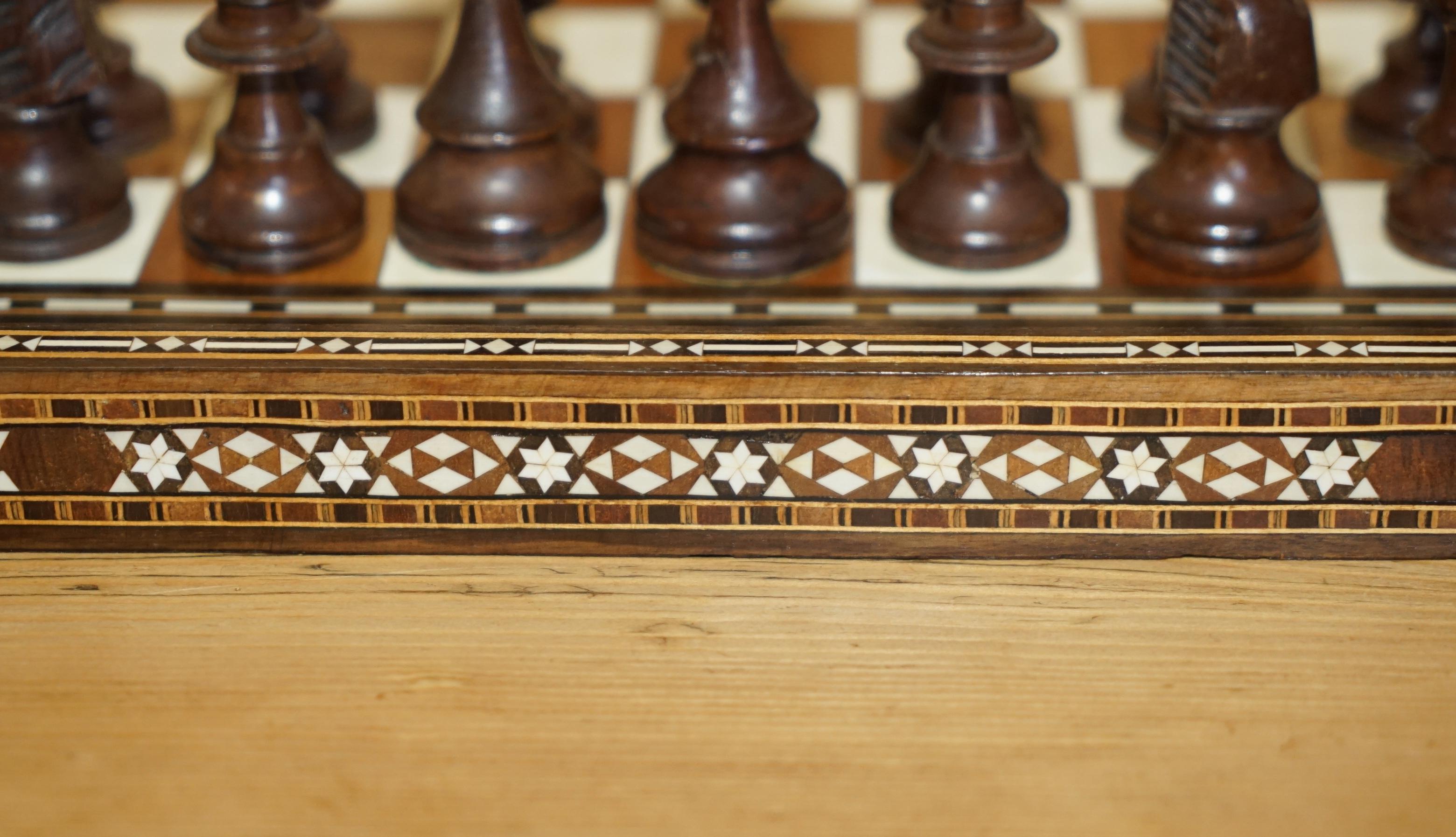ANTIQUE CIRCA 1900 ANGLO INDIAN INLAID CHESSBOARD AND PIECES STUNNiNG TIMBER For Sale 11