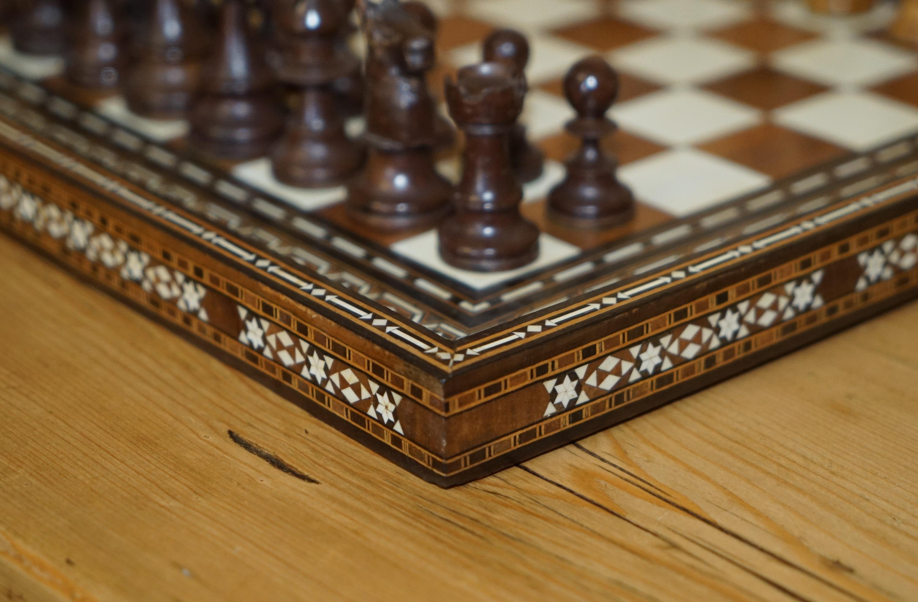 ANTIQUE CIRCA 1900 ANGLO INDIAN INLAID CHESSBOARD AND PIECES STUNNiNG TIMBER For Sale 12