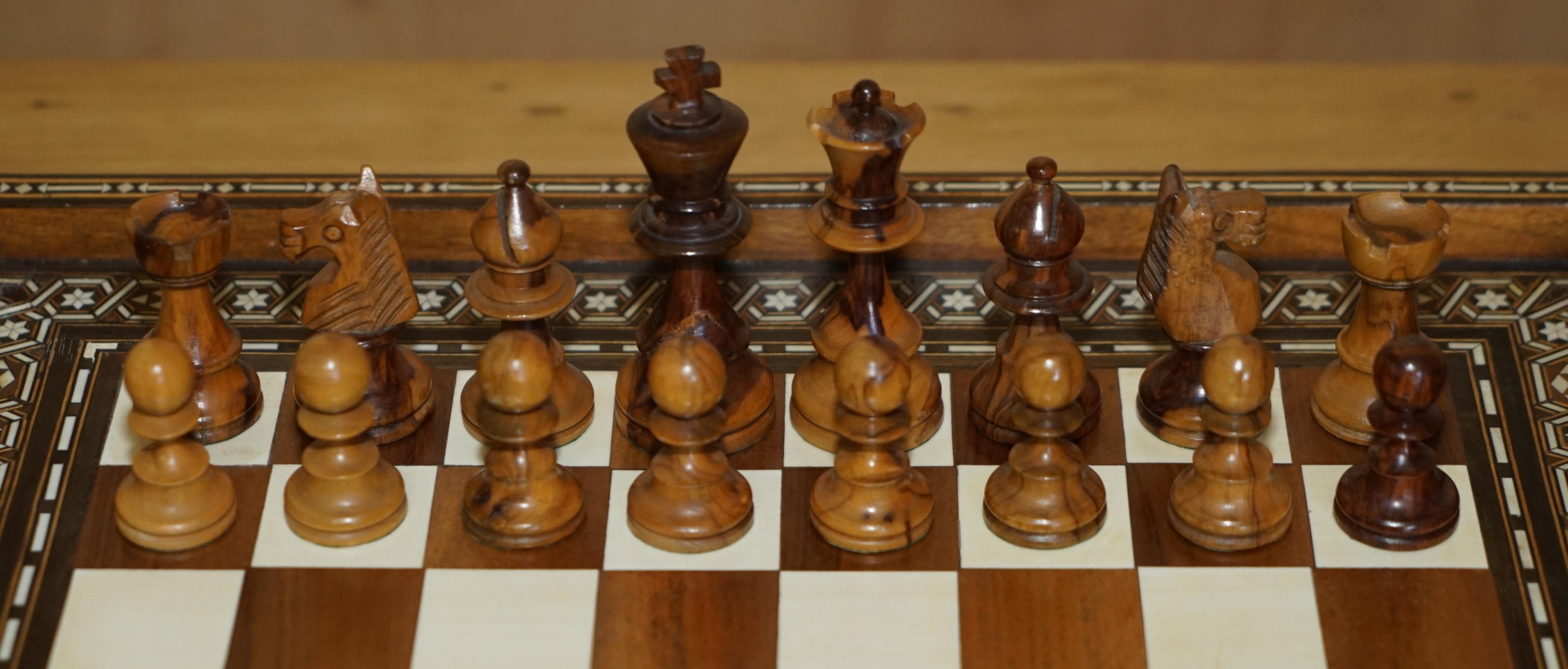 Anglo-Indian ANTIQUE CIRCA 1900 ANGLO INDIAN INLAID CHESSBOARD AND PIECES STUNNiNG TIMBER For Sale