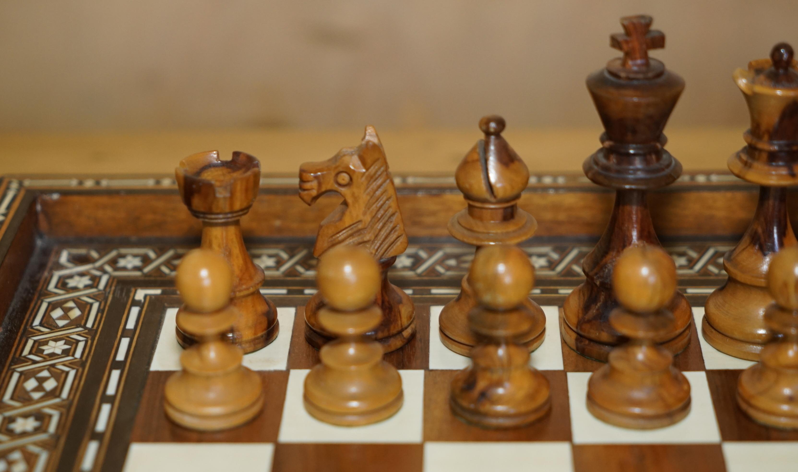 Indian ANTIQUE CIRCA 1900 ANGLO INDIAN INLAID CHESSBOARD AND PIECES STUNNiNG TIMBER For Sale