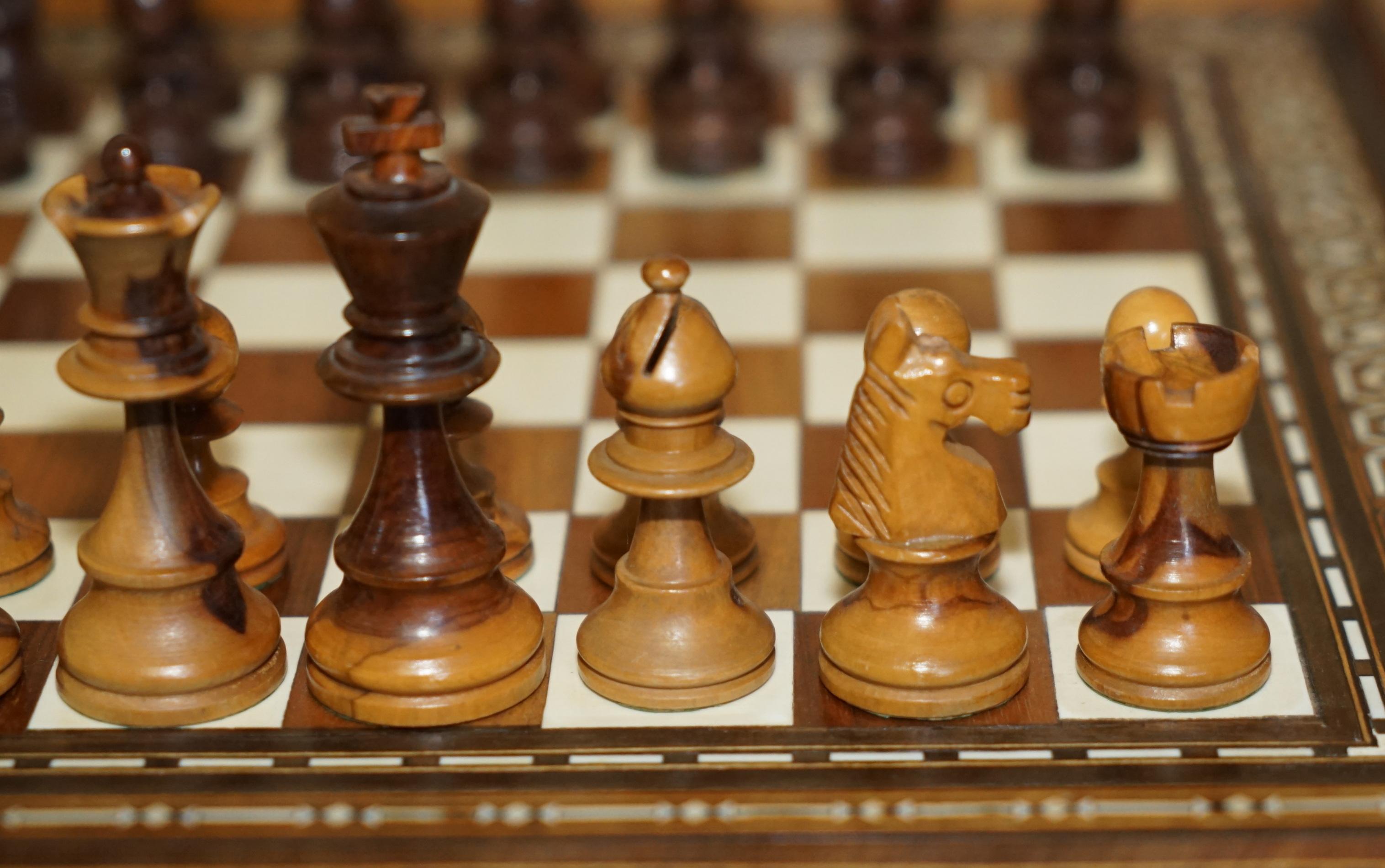 ANTIQUE CIRCA 1900 ANGLO INDIAN INLAID CHESSBOARD AND PIECES STUNNiNG TIMBER For Sale 1