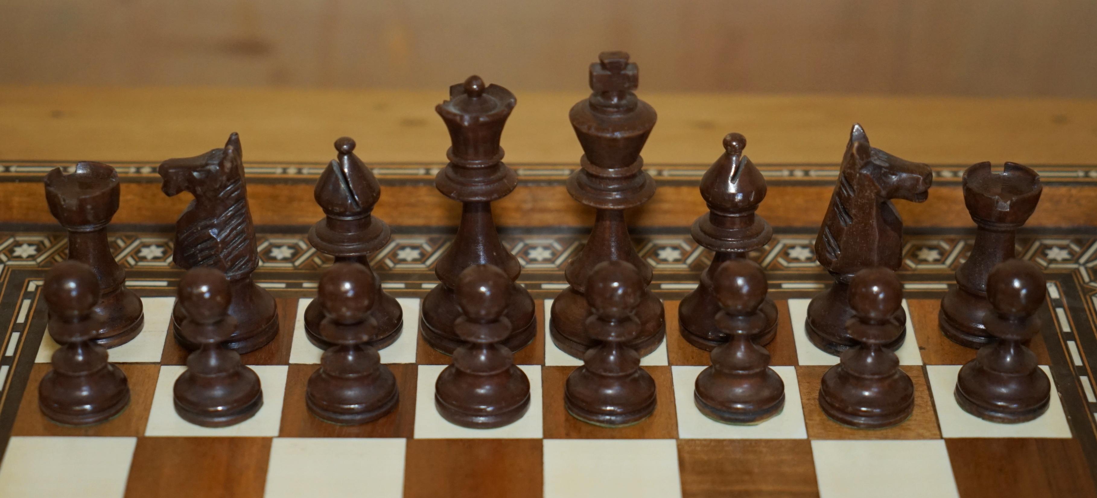 ANTIQUE CIRCA 1900 ANGLO INDIAN INLAID CHESSBOARD AND PIECES STUNNiNG TIMBER For Sale 2