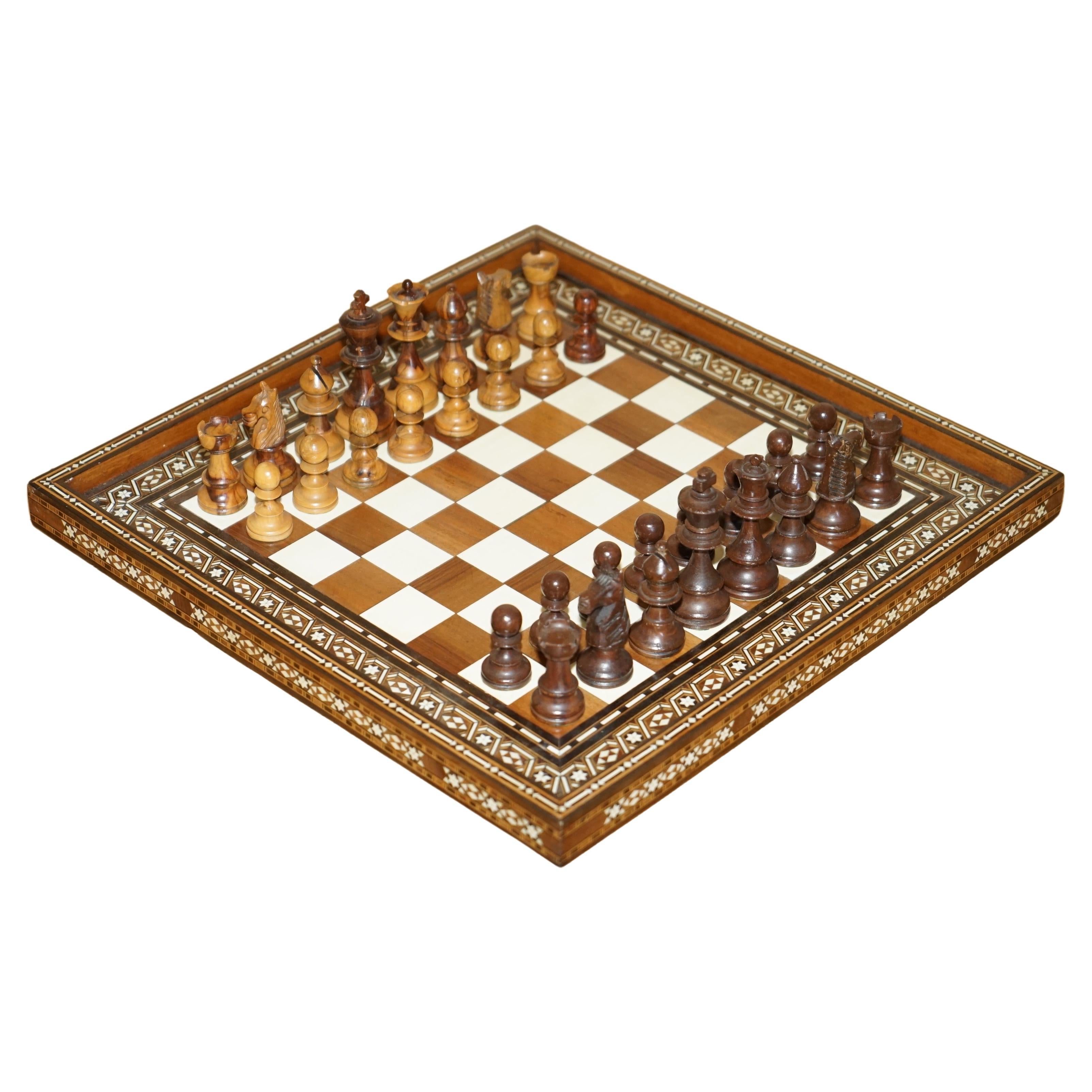 ANTIQUE CIRCA 1900 ANGLO INDIAN INLAID CHESSBOARD AND PIECES STUNNiNG TIMBER For Sale