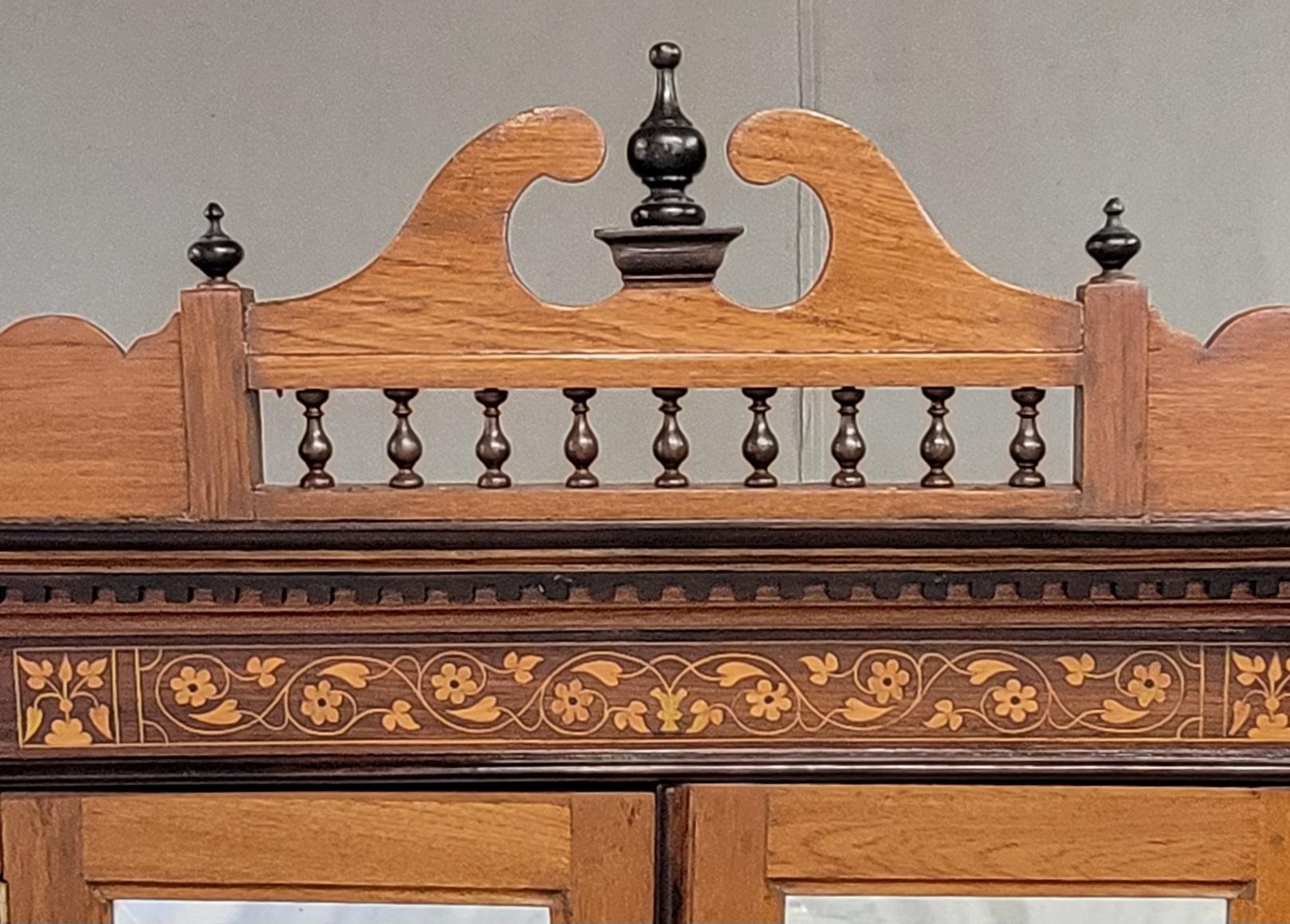 Fatto a mano Antique Mirror, un mobile in teak e palissandro indiano del 1900 con intarsio in vendita