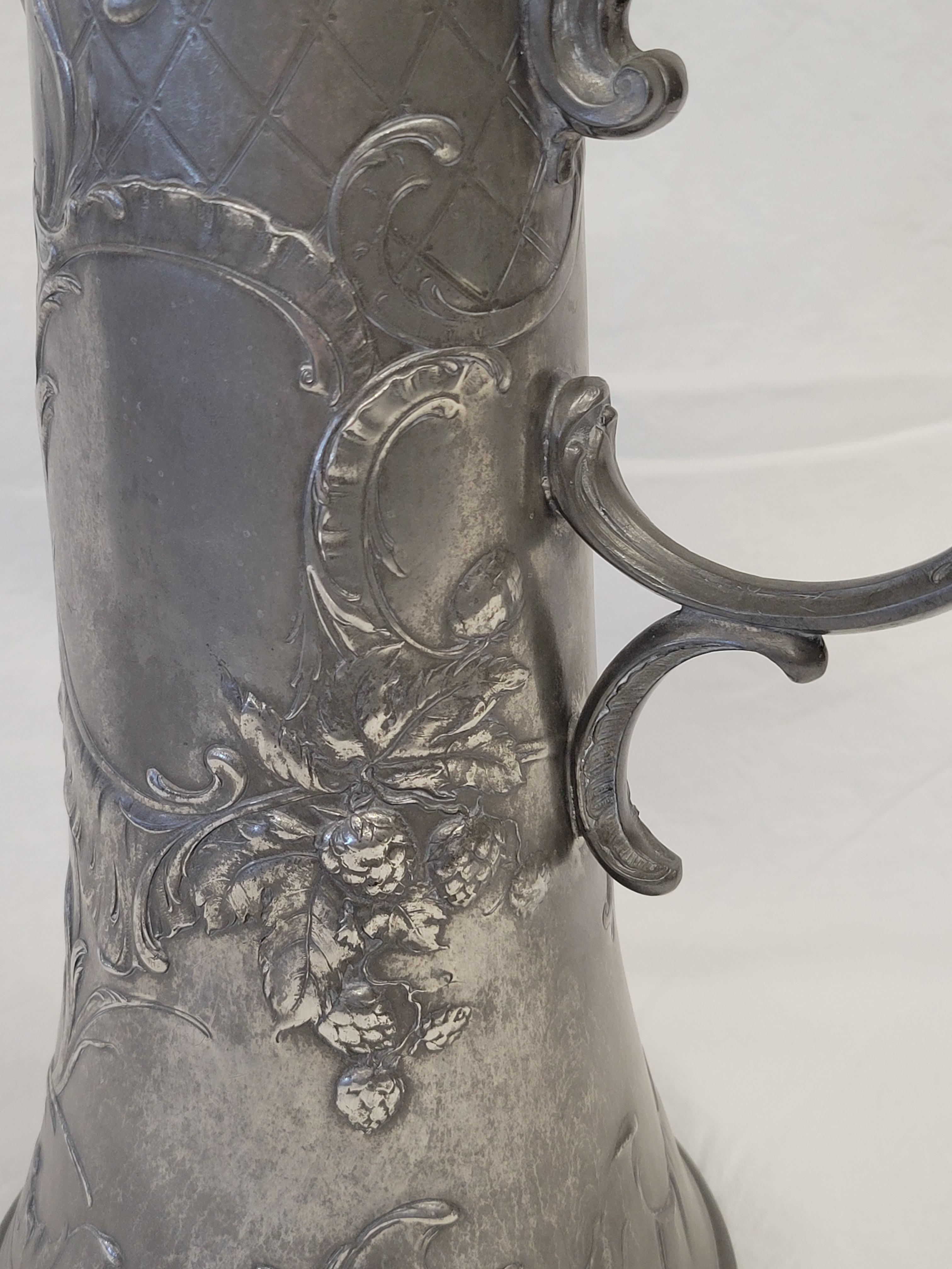 Uno splendido e monumentale esempio di peltro di Kayserzinn, un pezzo eccezionale per il collezionista. Questo antico boccale in peltro Art Nouveau Jugendstil reca il timbro 