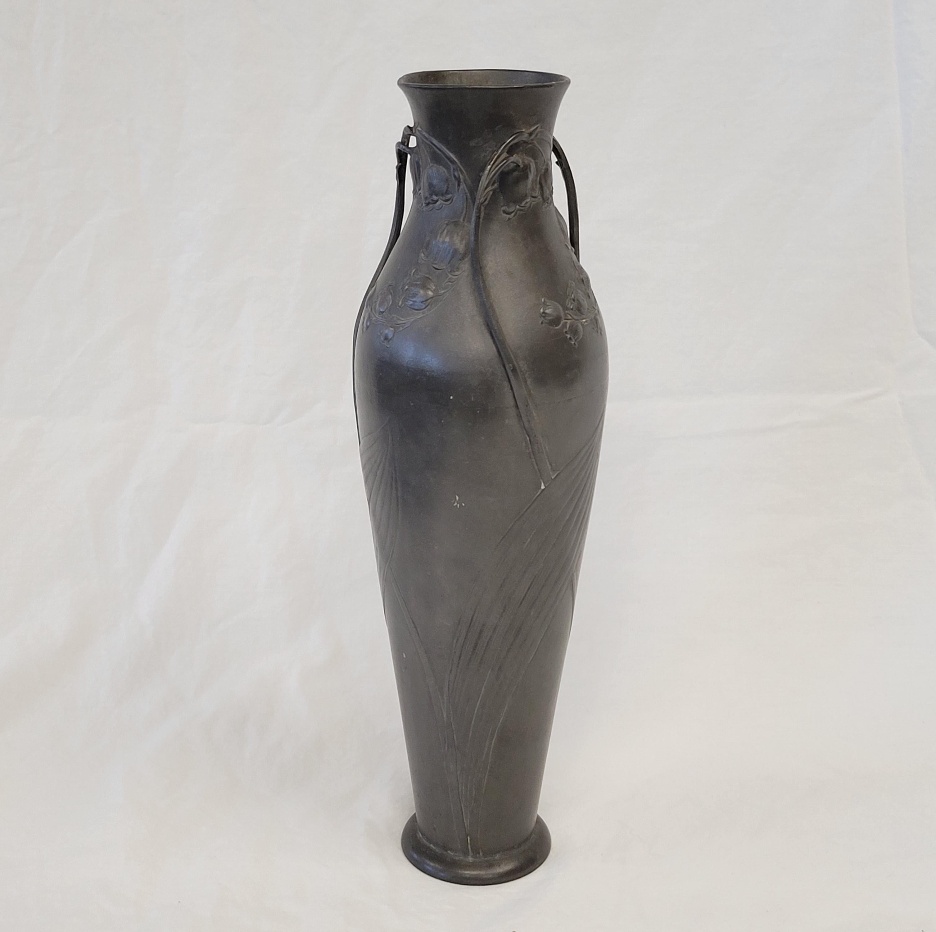 Antike Jugendstil-Vase Kayserzinn „4312“ aus Zinn mit Lilien, um 1900 (Art nouveau) im Angebot