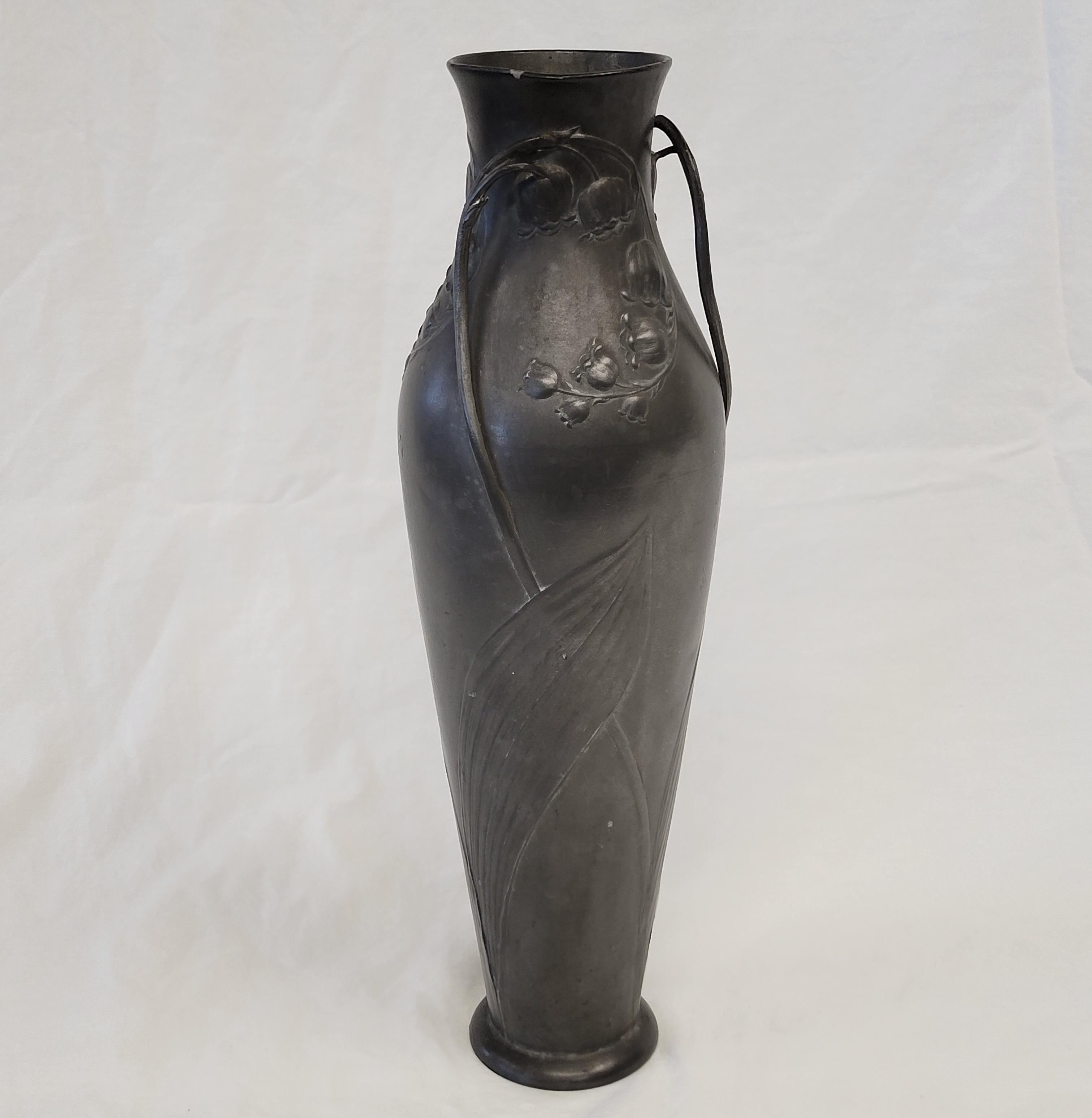 Antike Jugendstil-Vase Kayserzinn „4312“ aus Zinn mit Lilien, um 1900 (Deutsch) im Angebot