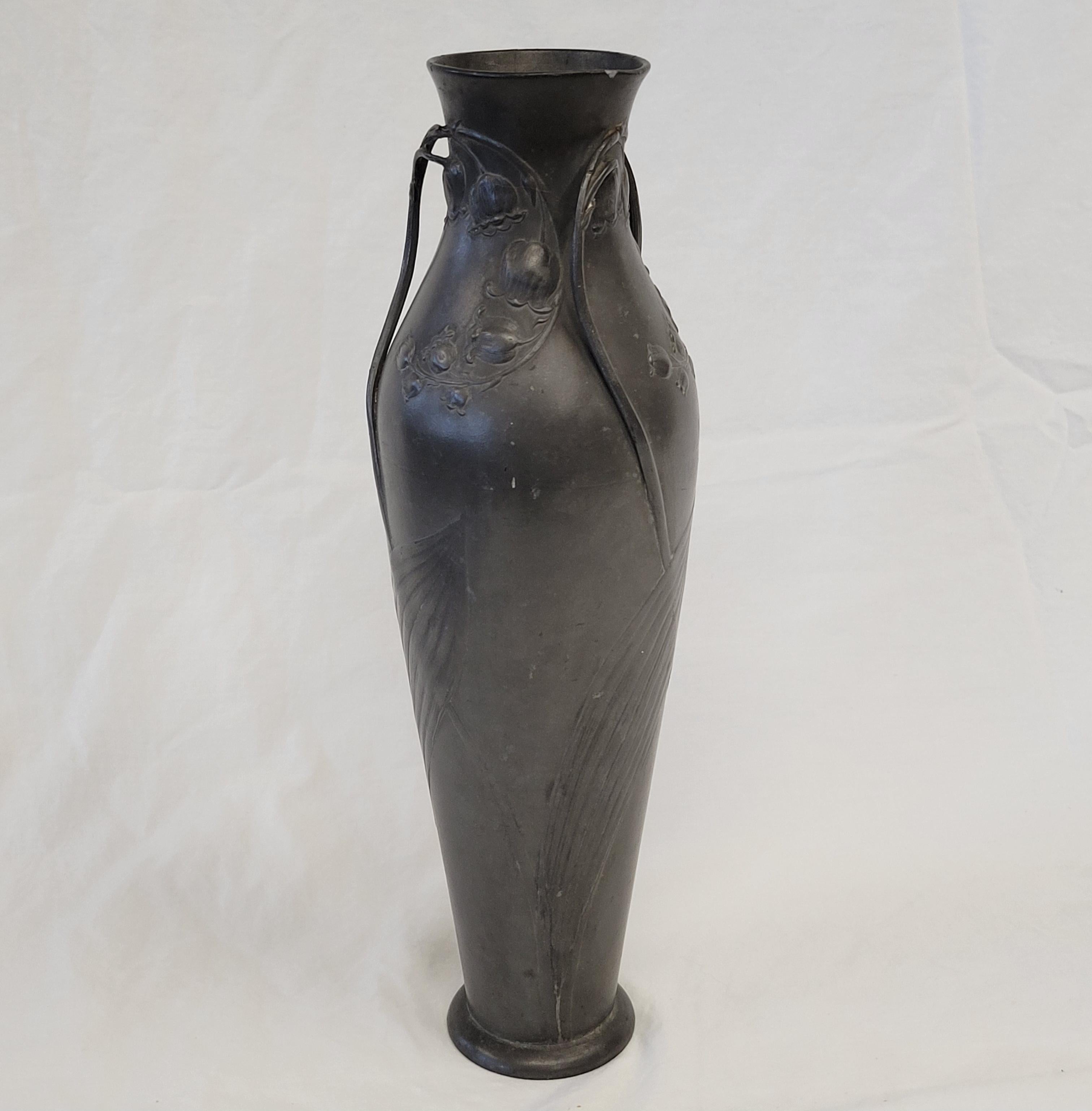 Antike Jugendstil-Vase Kayserzinn „4312“ aus Zinn mit Lilien, um 1900 im Zustand „Gut“ im Angebot in Centennial, CO