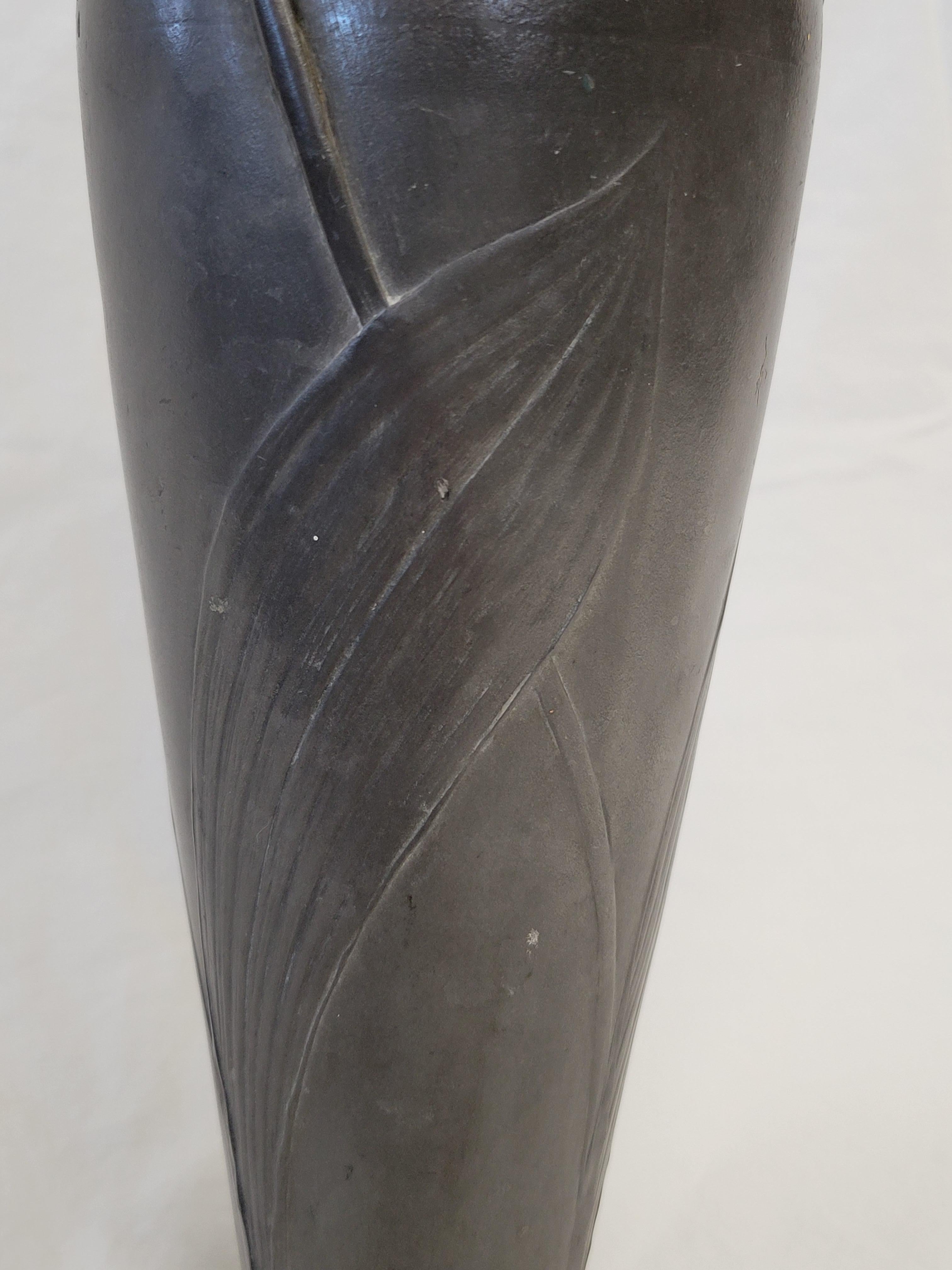 Antike Jugendstil-Vase Kayserzinn „4312“ aus Zinn mit Lilien, um 1900 (20. Jahrhundert) im Angebot