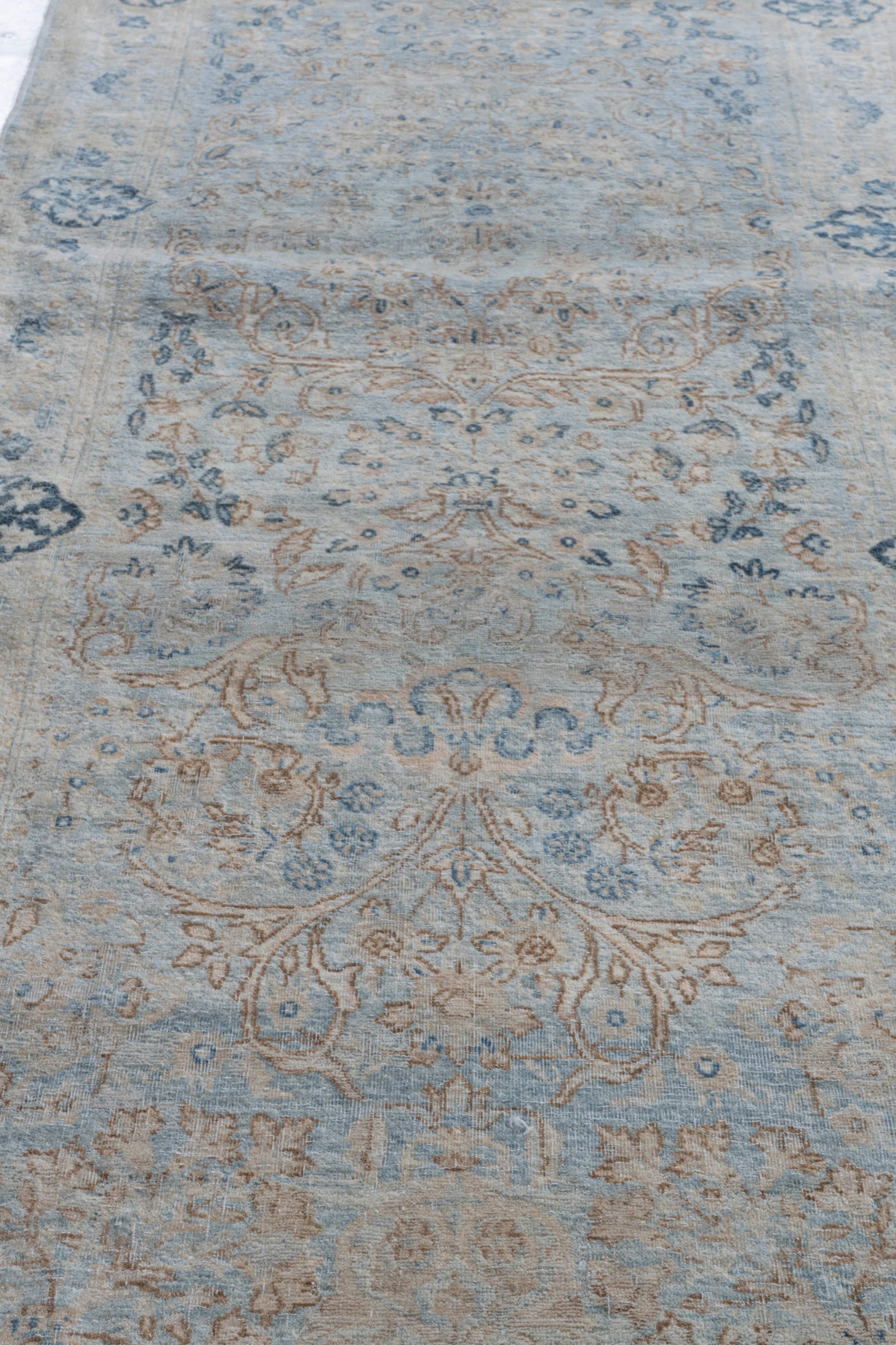 Antico runner in lana annodato a mano di Kerman, circa 1900, blu, oversize, 2'9 X 23'6. Questo antico runner Kirman di grandi dimensioni è stato tessuto nella città persiana meridionale di Kirman. Ricchi motivi floreali intrecciati in oro e blu