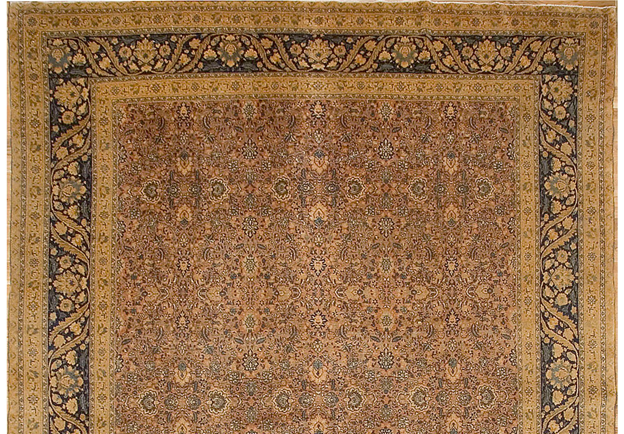 Antigua Alfombra Persa Tabriz Marrón Circa 1900 en venta 1