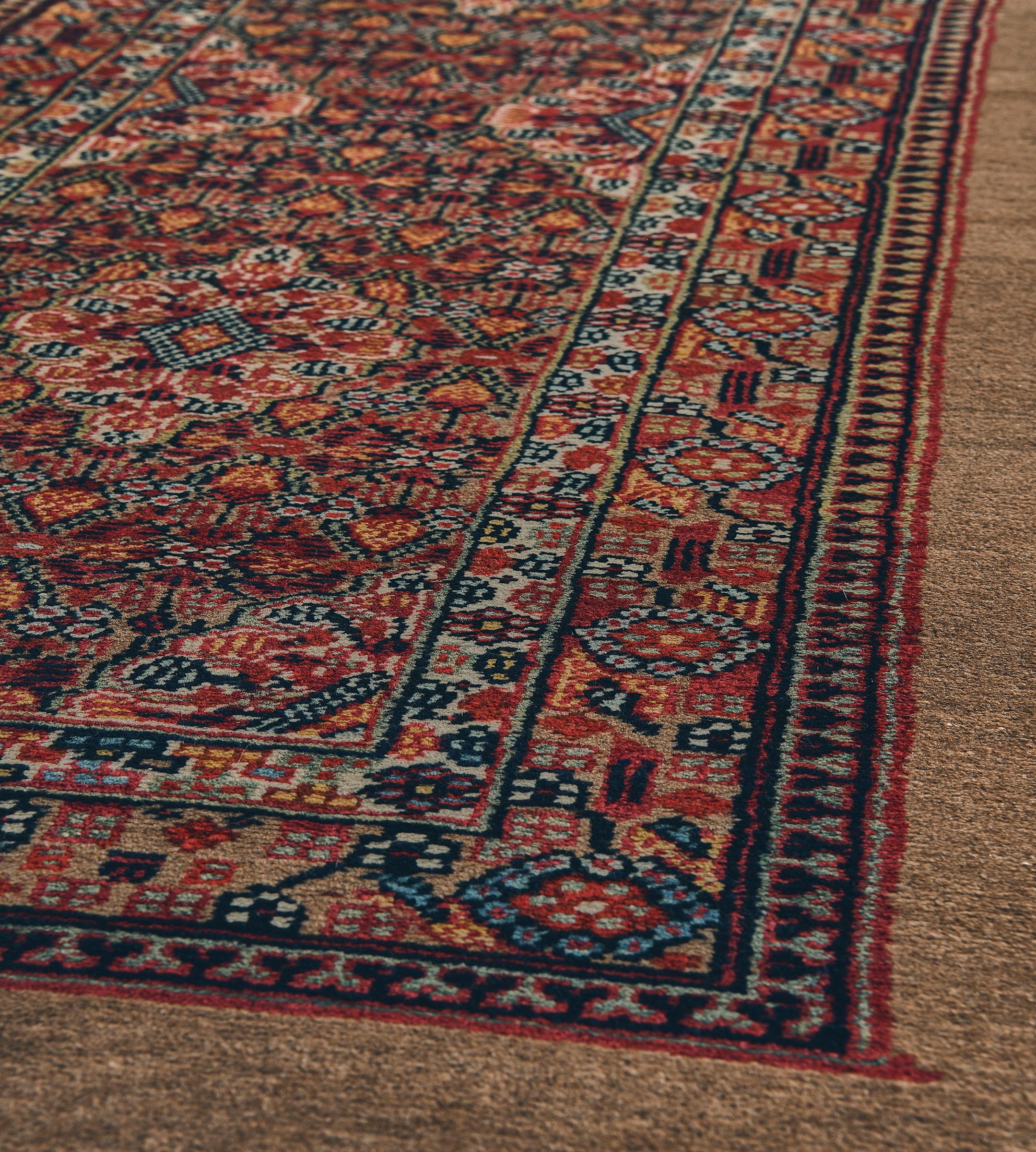 Antico Runner Serab persiano con motivo floreale tradizionale, marrone cammello, del 1800 circa. In condizioni buone in vendita a West Hollywood, CA