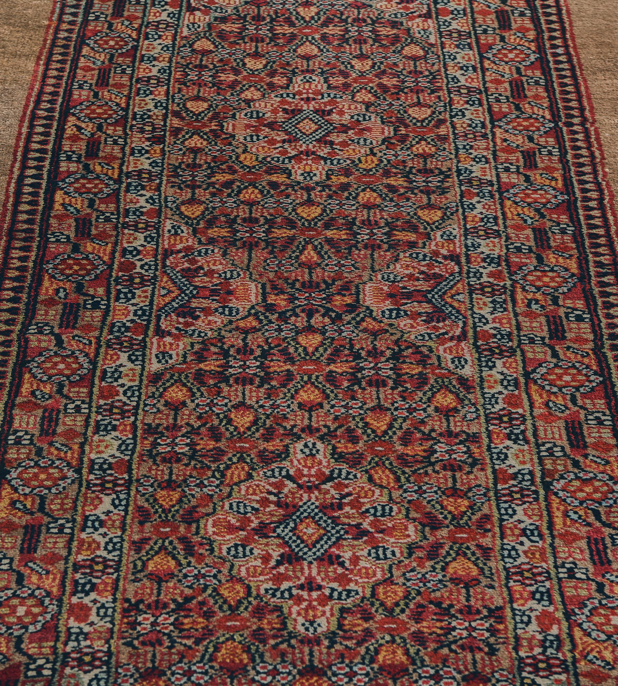 XX secolo Antico Runner Serab persiano con motivo floreale tradizionale, marrone cammello, del 1800 circa. in vendita