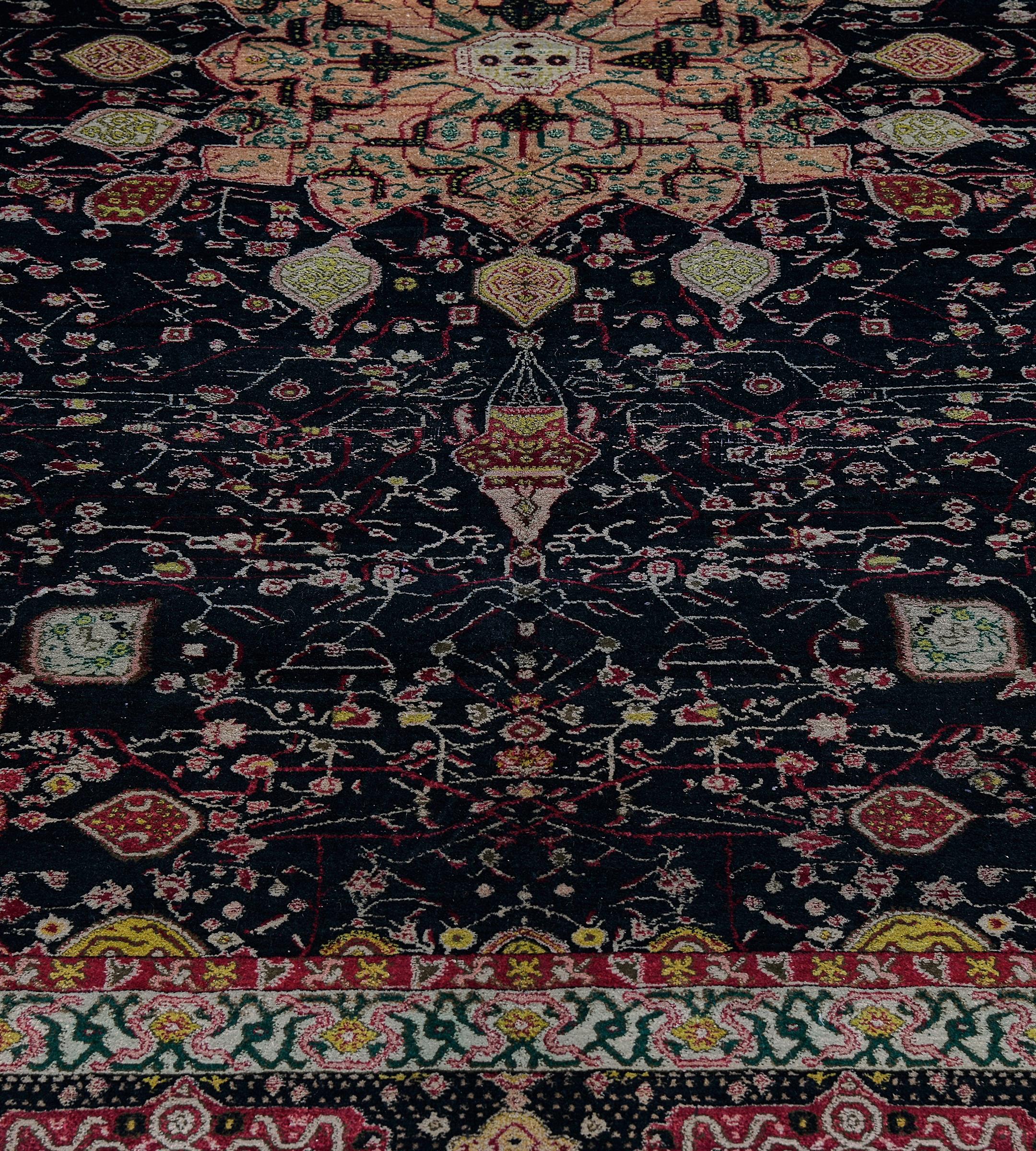 Antiker CIRCA-1900 Indischer Agra-Teppich aus schwarzer, geblümter Wolle im Angebot 7