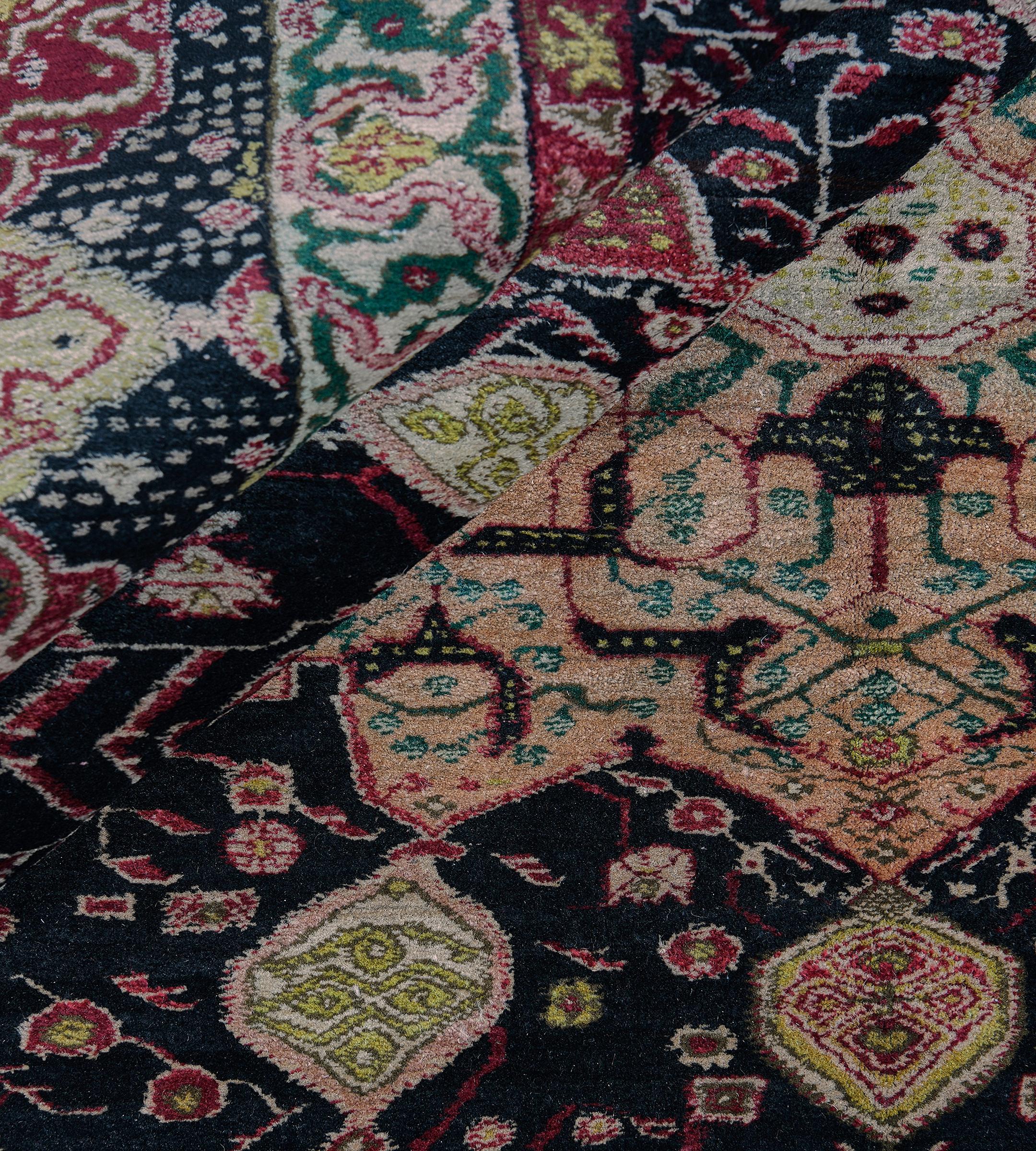 Antiker CIRCA-1900 Indischer Agra-Teppich aus schwarzer, geblümter Wolle im Angebot 8