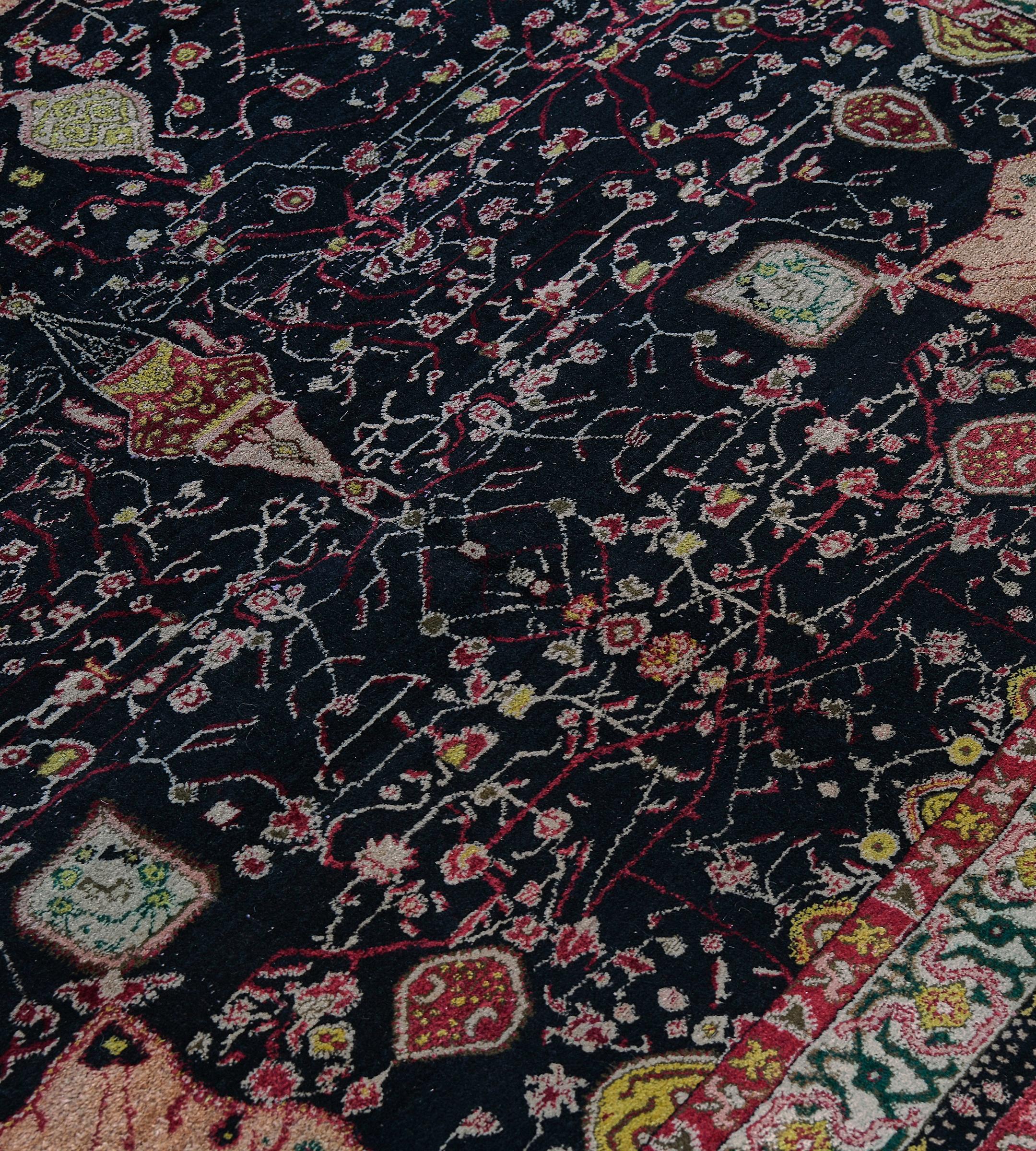 Antiker CIRCA-1900 Indischer Agra-Teppich aus schwarzer, geblümter Wolle (Handgeknüpft) im Angebot