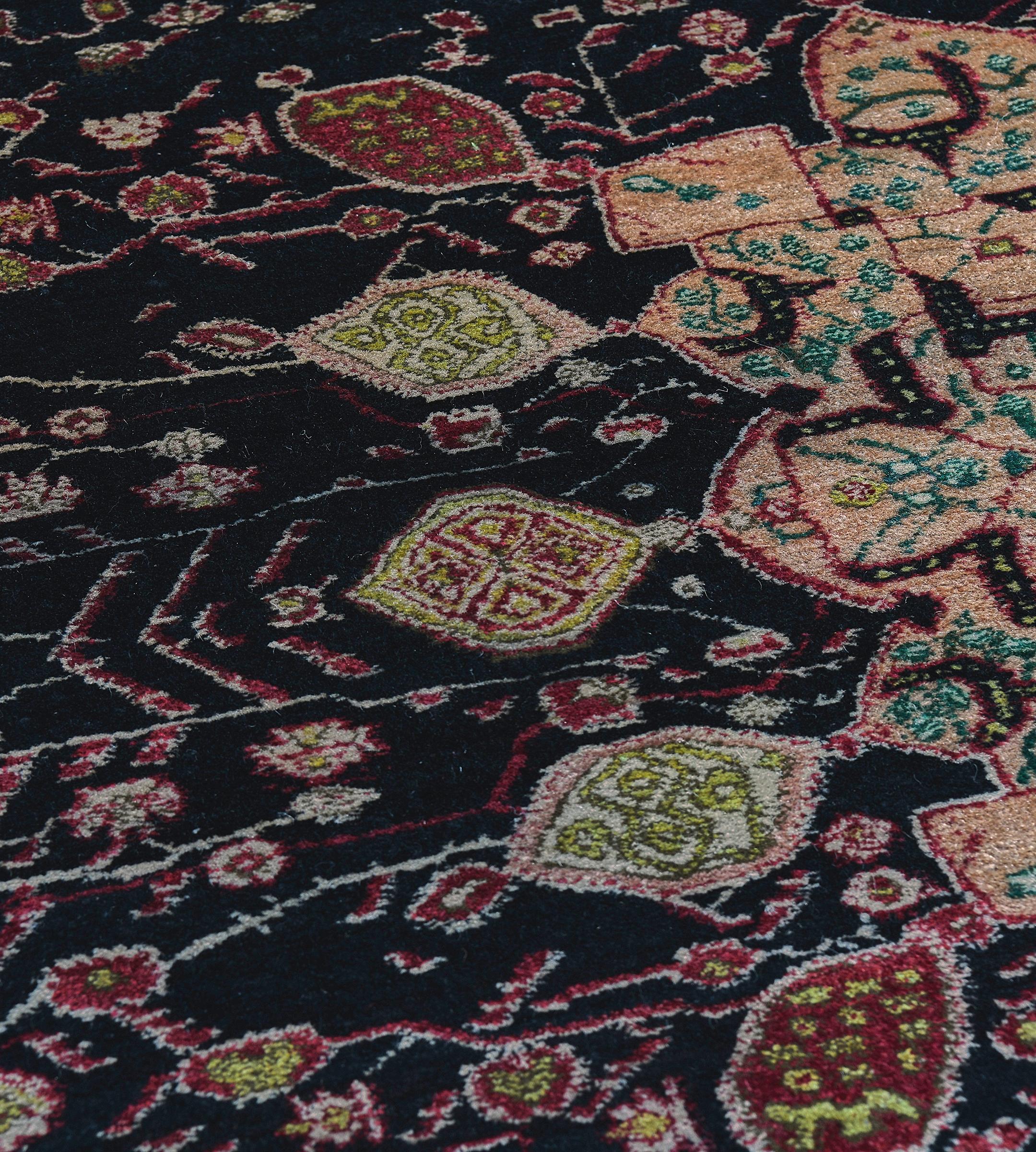 Antiker CIRCA-1900 Indischer Agra-Teppich aus schwarzer, geblümter Wolle (20. Jahrhundert) im Angebot