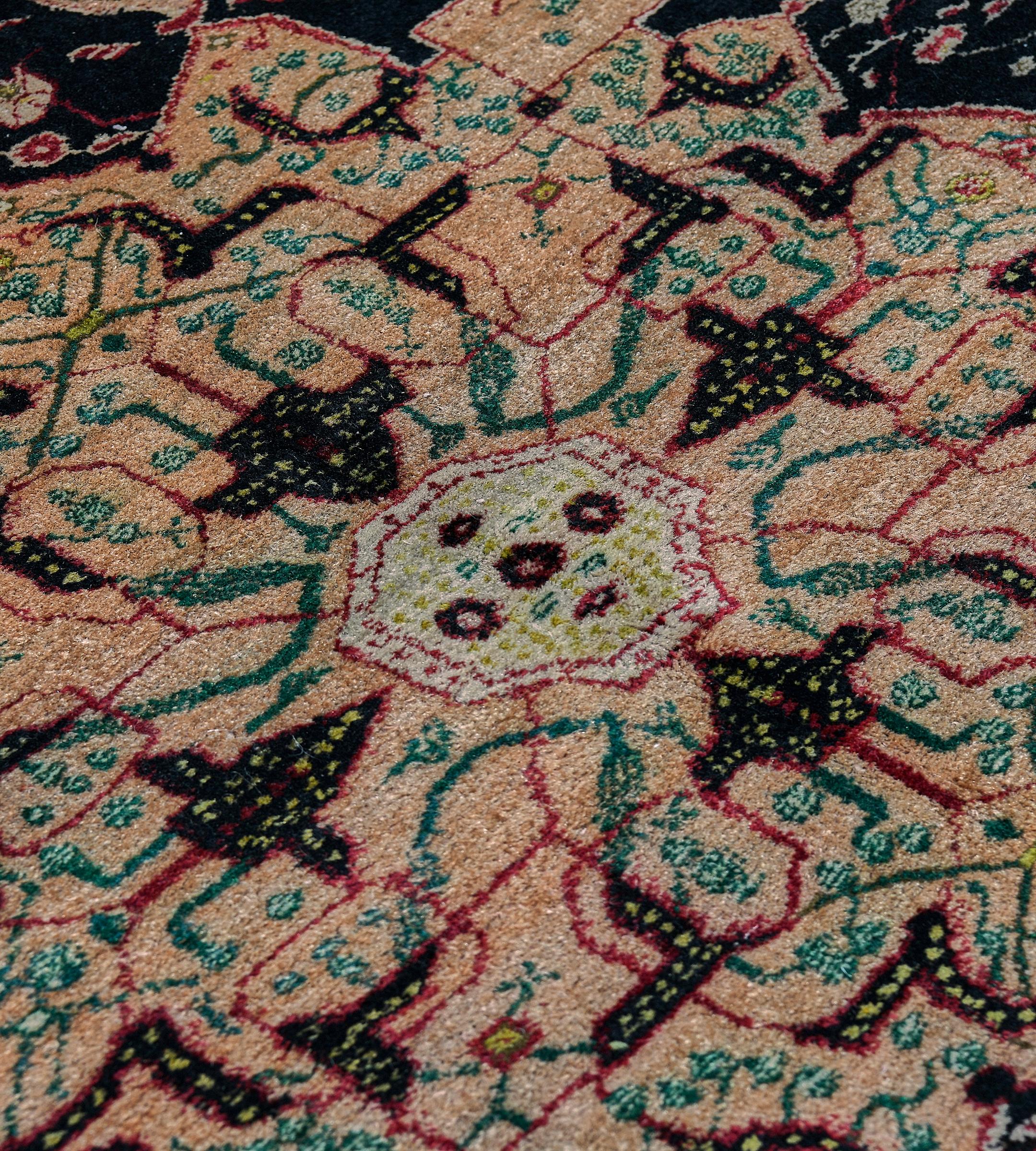 Antiker CIRCA-1900 Indischer Agra-Teppich aus schwarzer, geblümter Wolle im Angebot 1