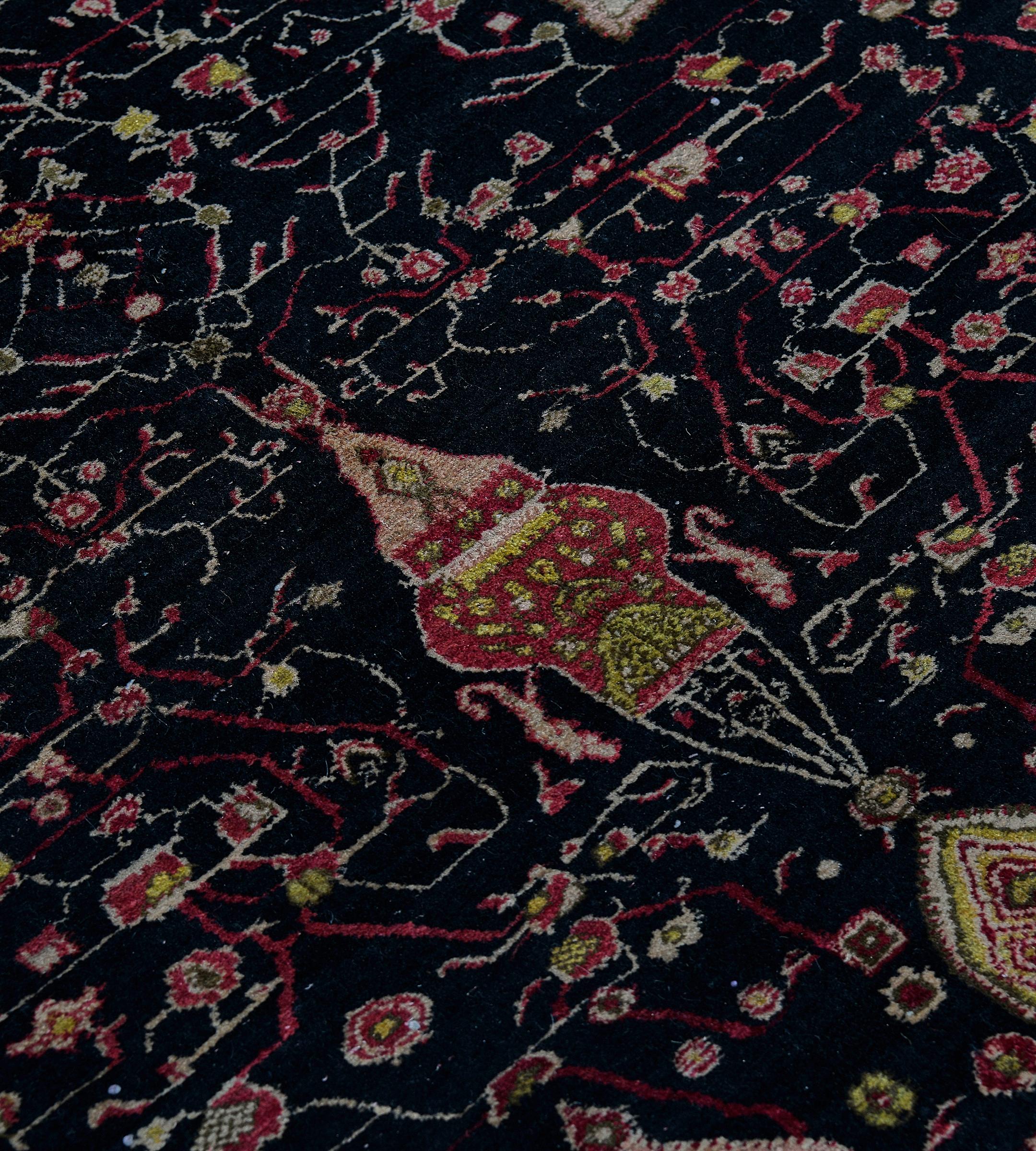 Antiker CIRCA-1900 Indischer Agra-Teppich aus schwarzer, geblümter Wolle im Angebot 2