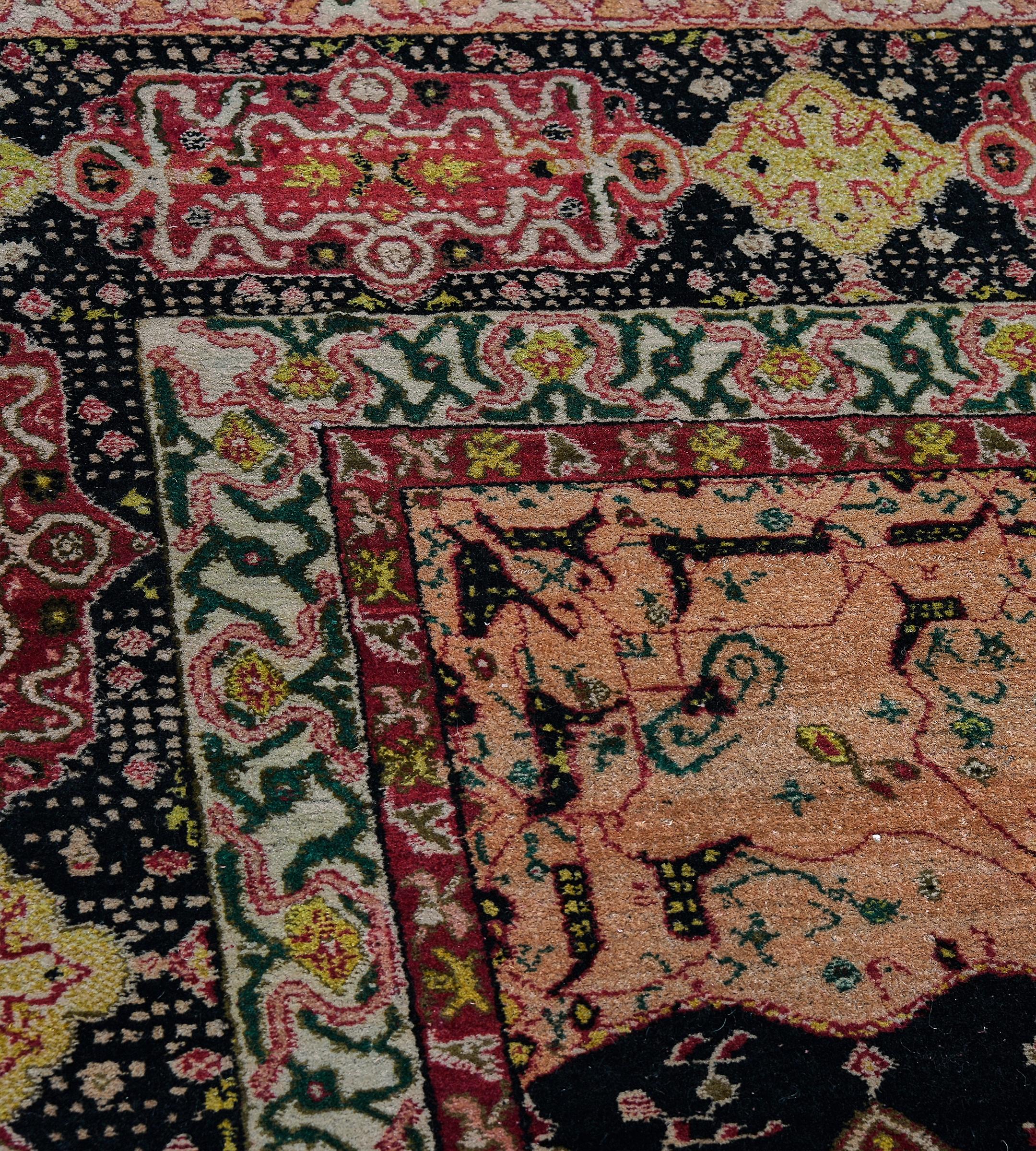 Antiker CIRCA-1900 Indischer Agra-Teppich aus schwarzer, geblümter Wolle im Angebot 3