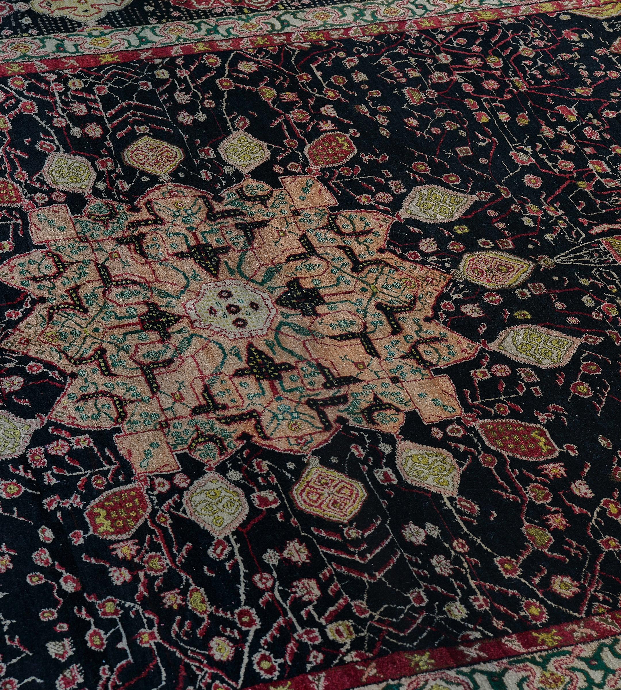 Antiker CIRCA-1900 Indischer Agra-Teppich aus schwarzer, geblümter Wolle im Angebot 4