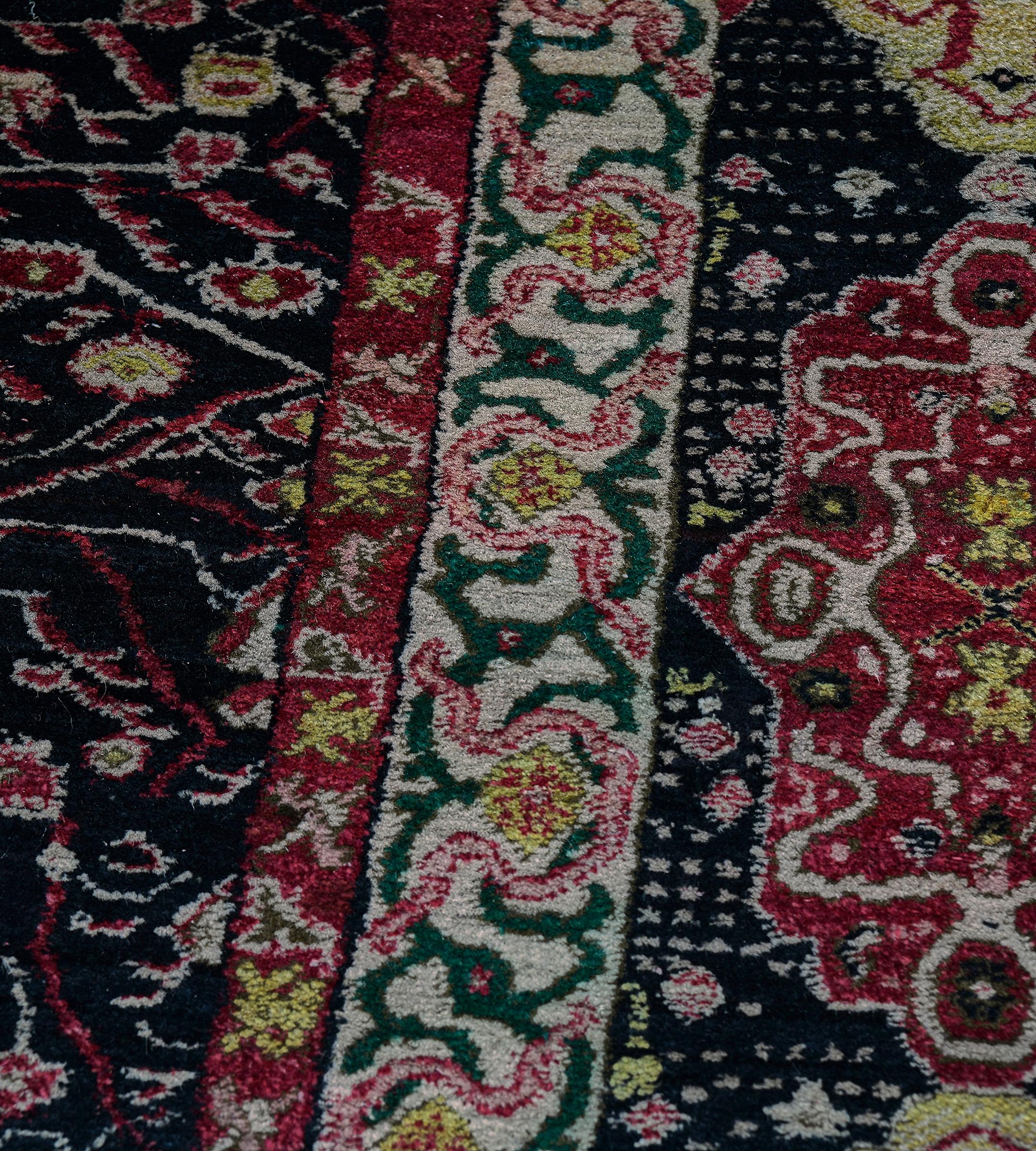 Antiker CIRCA-1900 Indischer Agra-Teppich aus schwarzer, geblümter Wolle im Angebot 5