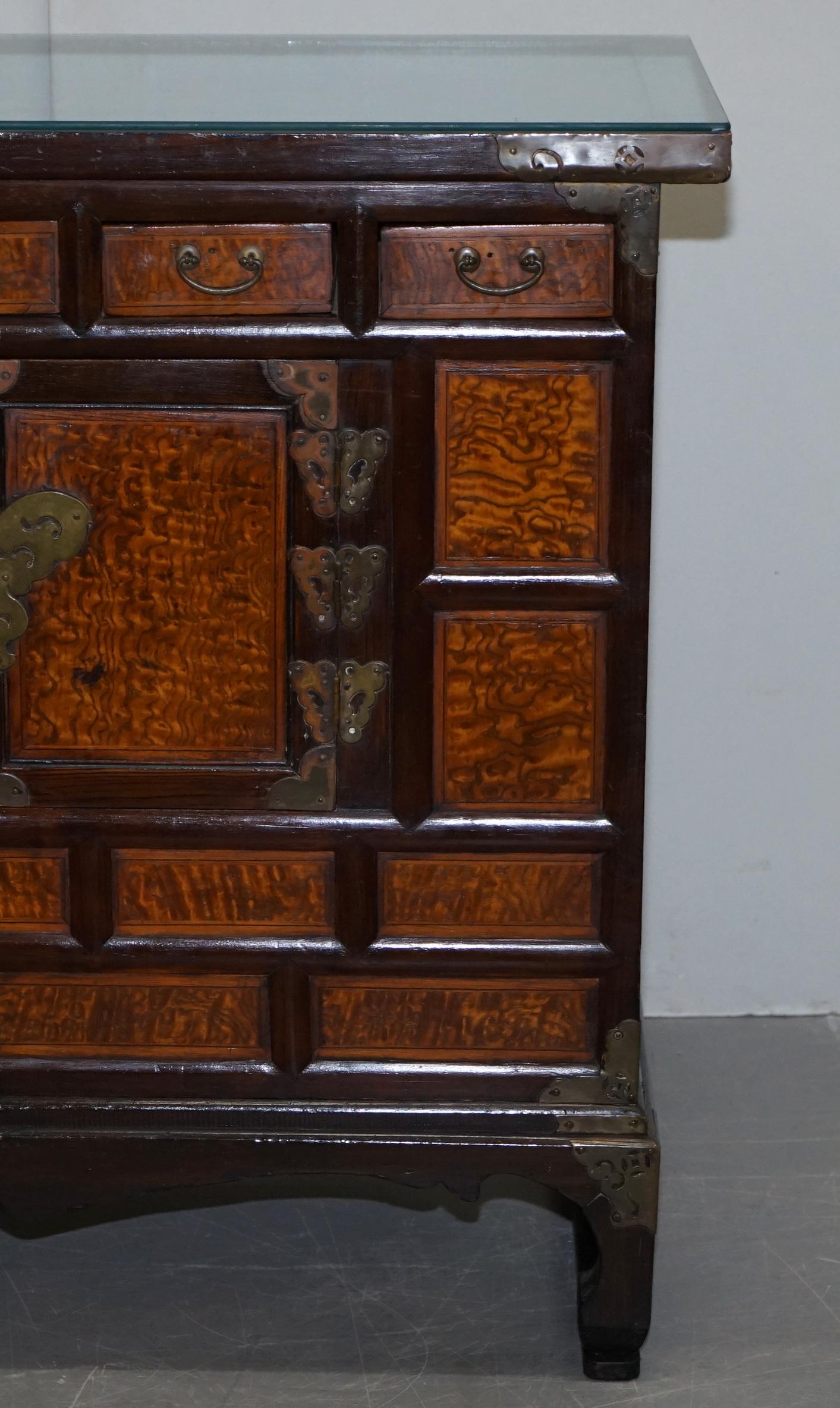 Antico circa 1900 Cinese Export Burr Elm & Brass Engraved Sideboard Butterfly in vendita 3