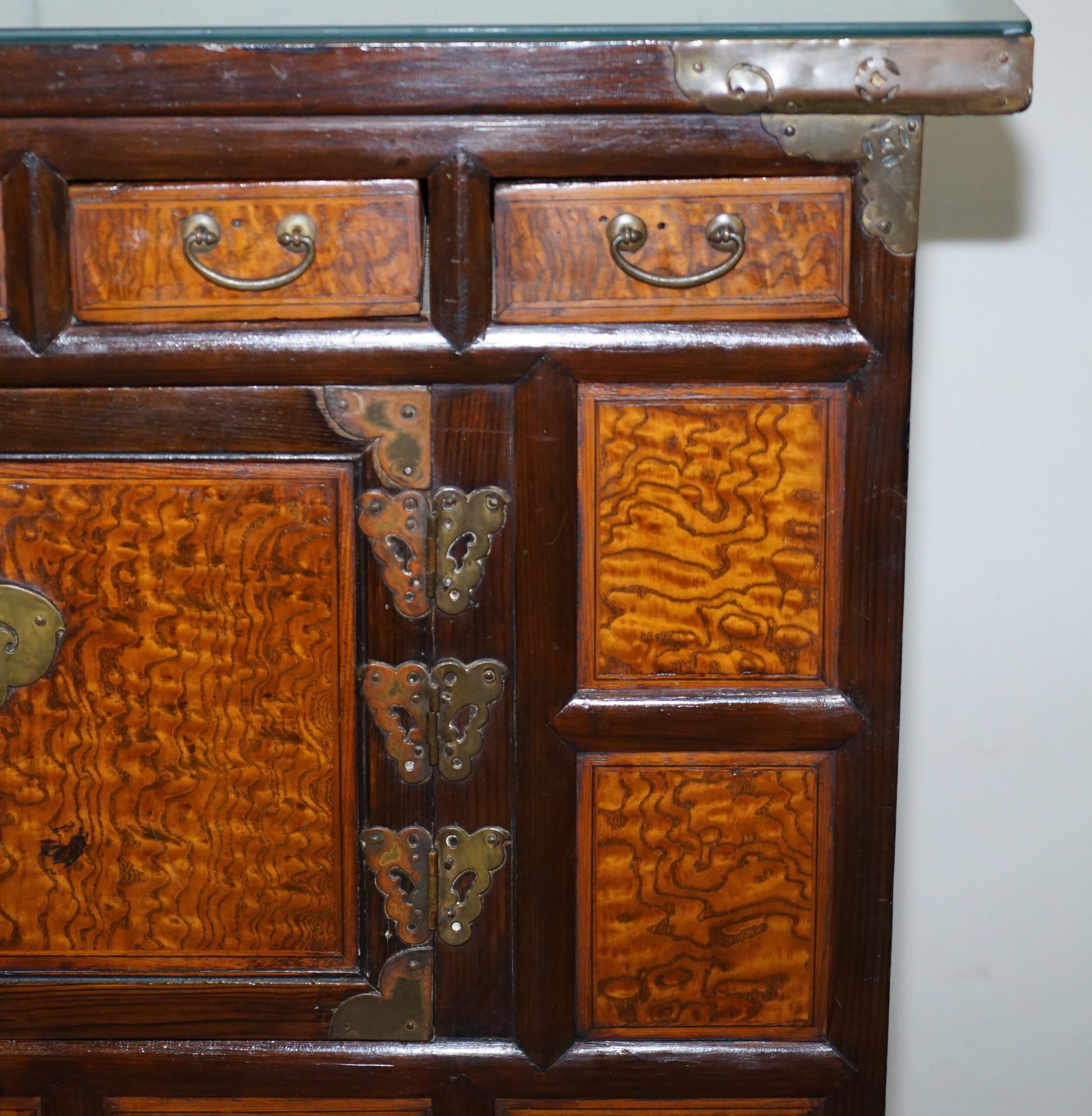 Antique circa 1900 Chinese Export Burr Elm & Brass Engraved Sideboard Butterfly For Sale 6