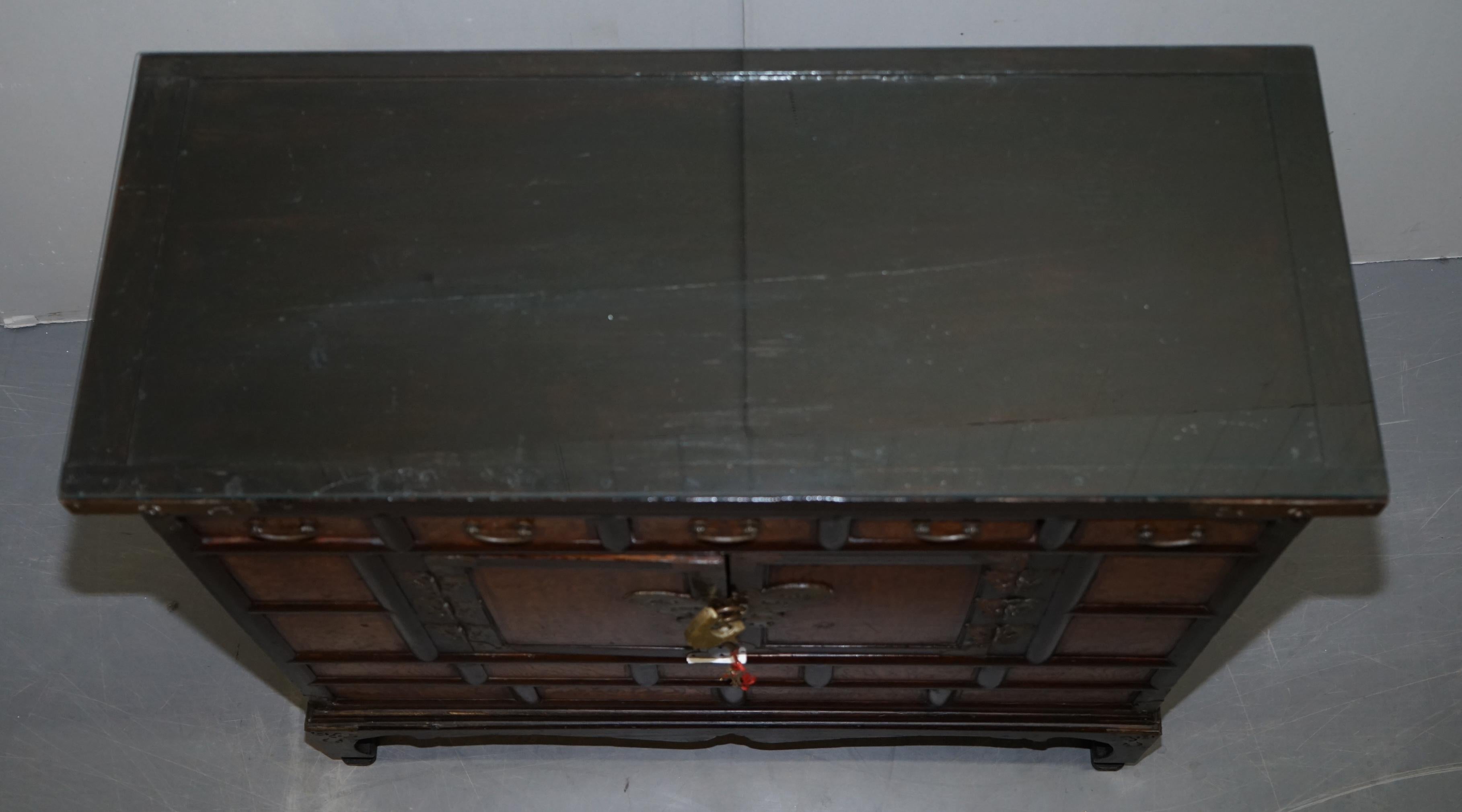 Antique circa 1900 Chinese Export Burr Elm & Brass Engraved Sideboard Butterfly For Sale 9