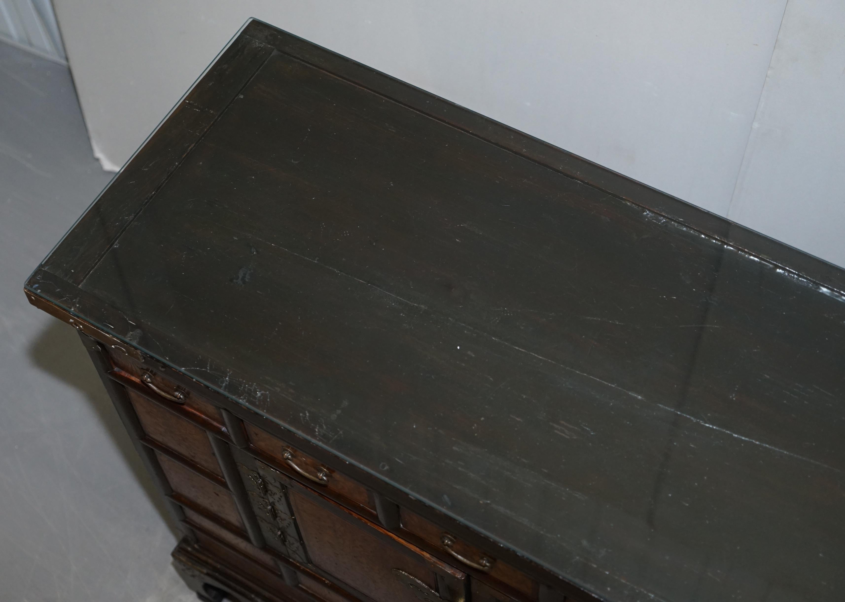 Antico circa 1900 Cinese Export Burr Elm & Brass Engraved Sideboard Butterfly in vendita 8