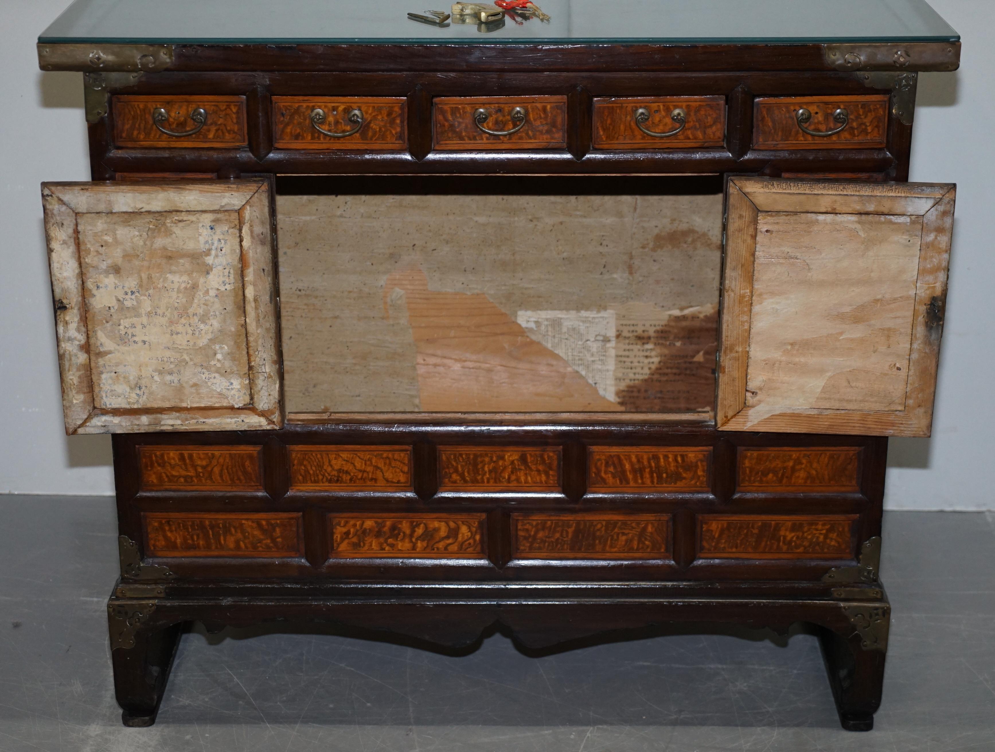 Antique circa 1900 Chinese Export Burr Elm & Brass Engraved Sideboard Butterfly For Sale 13