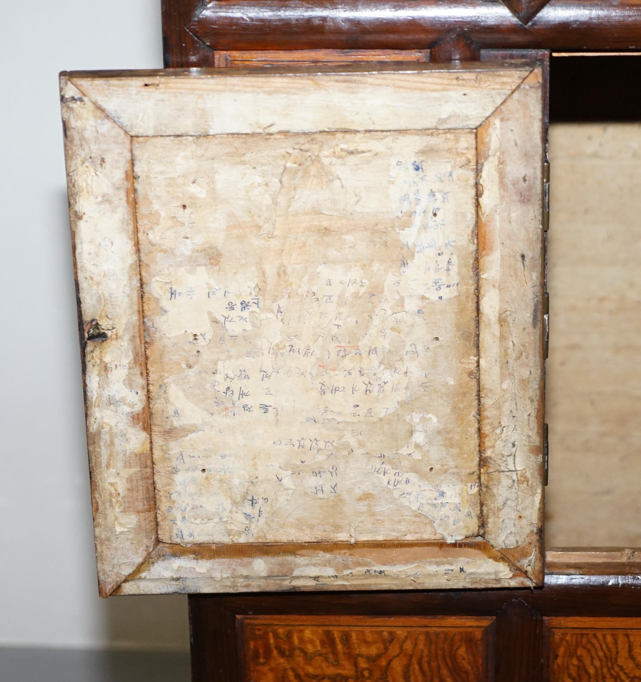 Antico circa 1900 Cinese Export Burr Elm & Brass Engraved Sideboard Butterfly in vendita 12