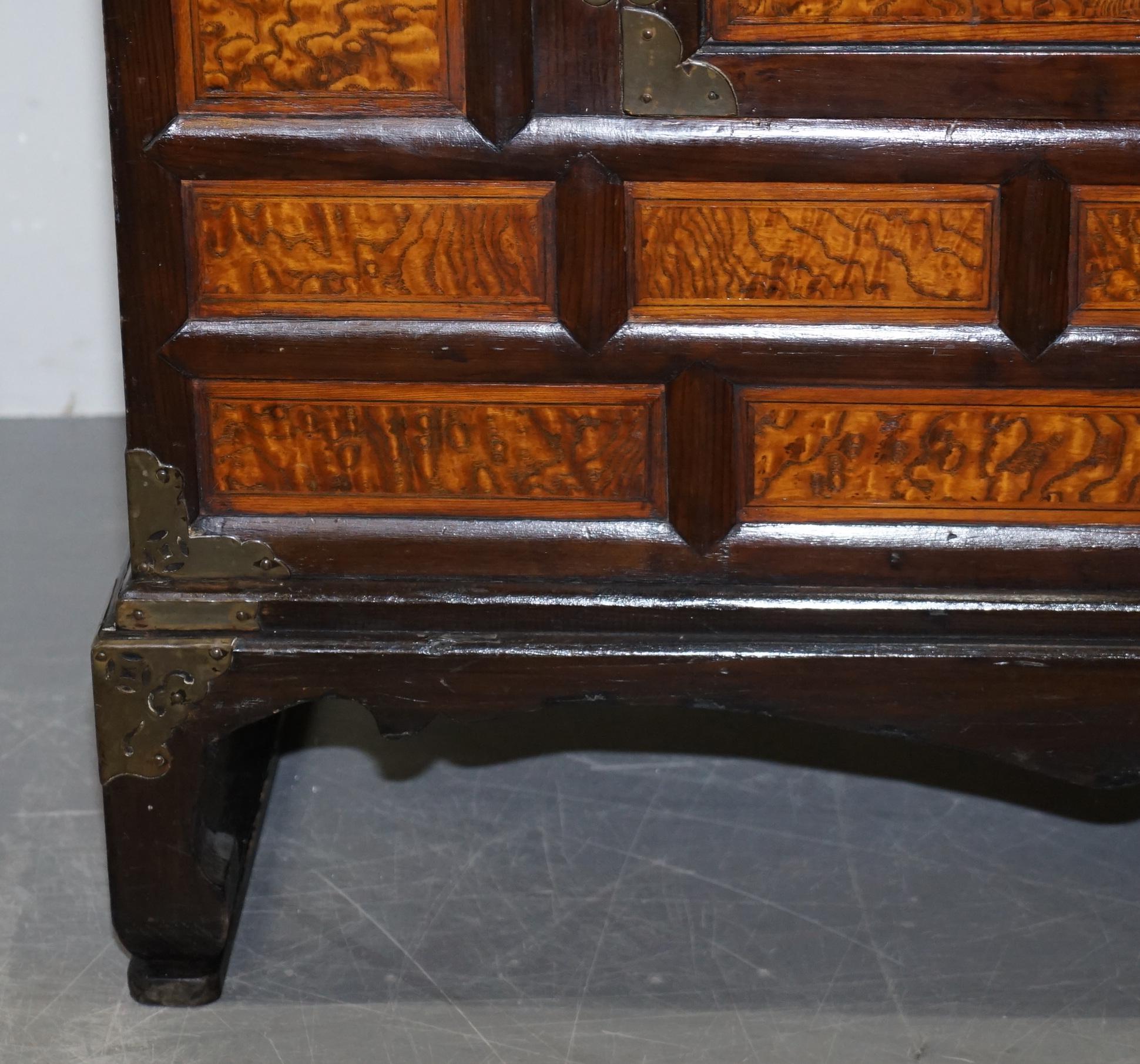 Antique circa 1900 Chinese Export Burr Elm & Brass Engraved Sideboard Butterfly For Sale 1