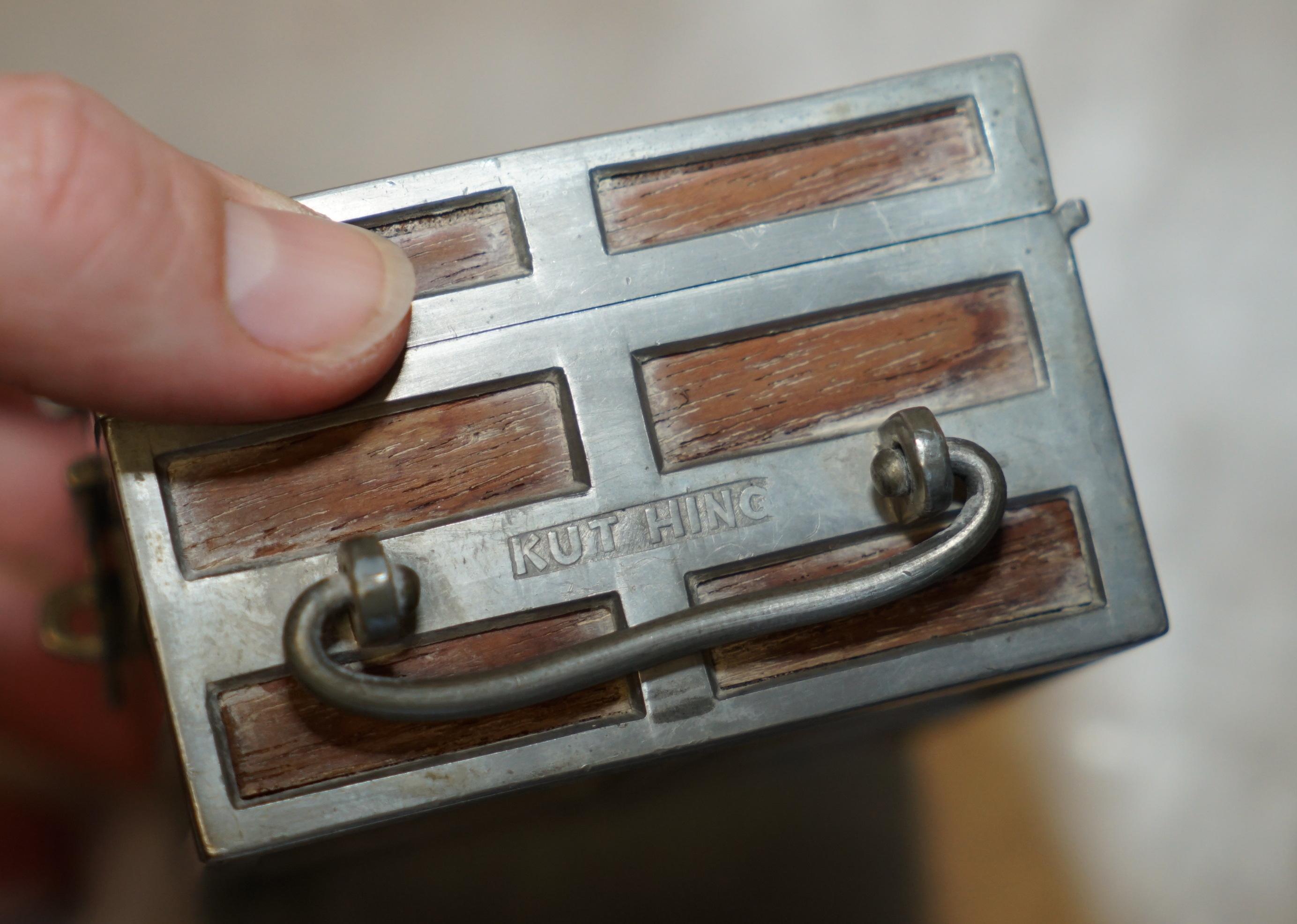 ANTIQUE CiRCA 1900 CHINESE KUT HING PEWTER & WOOD CARVED DRAGON JEWELLERY BOX For Sale 3