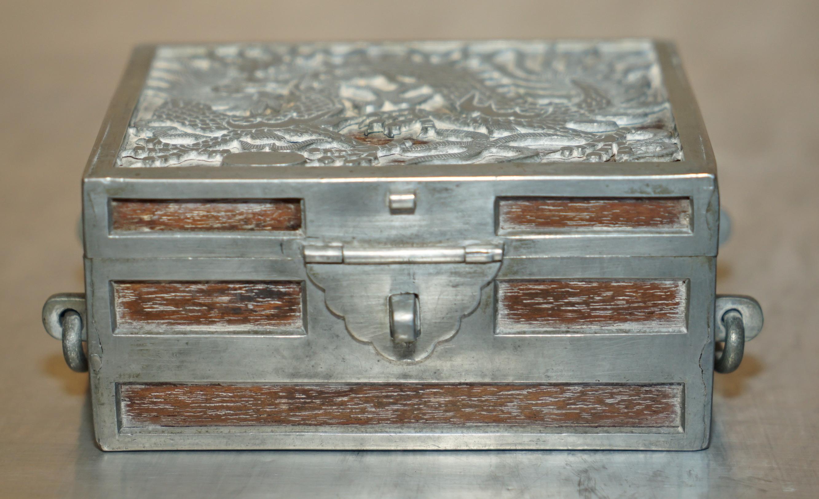 ANTIQUE CiRCA 1900 CHINESE KUT HING PEWTER & WOOD CARVED DRAGON JEWELLERY BOX In Good Condition For Sale In West Sussex, Pulborough